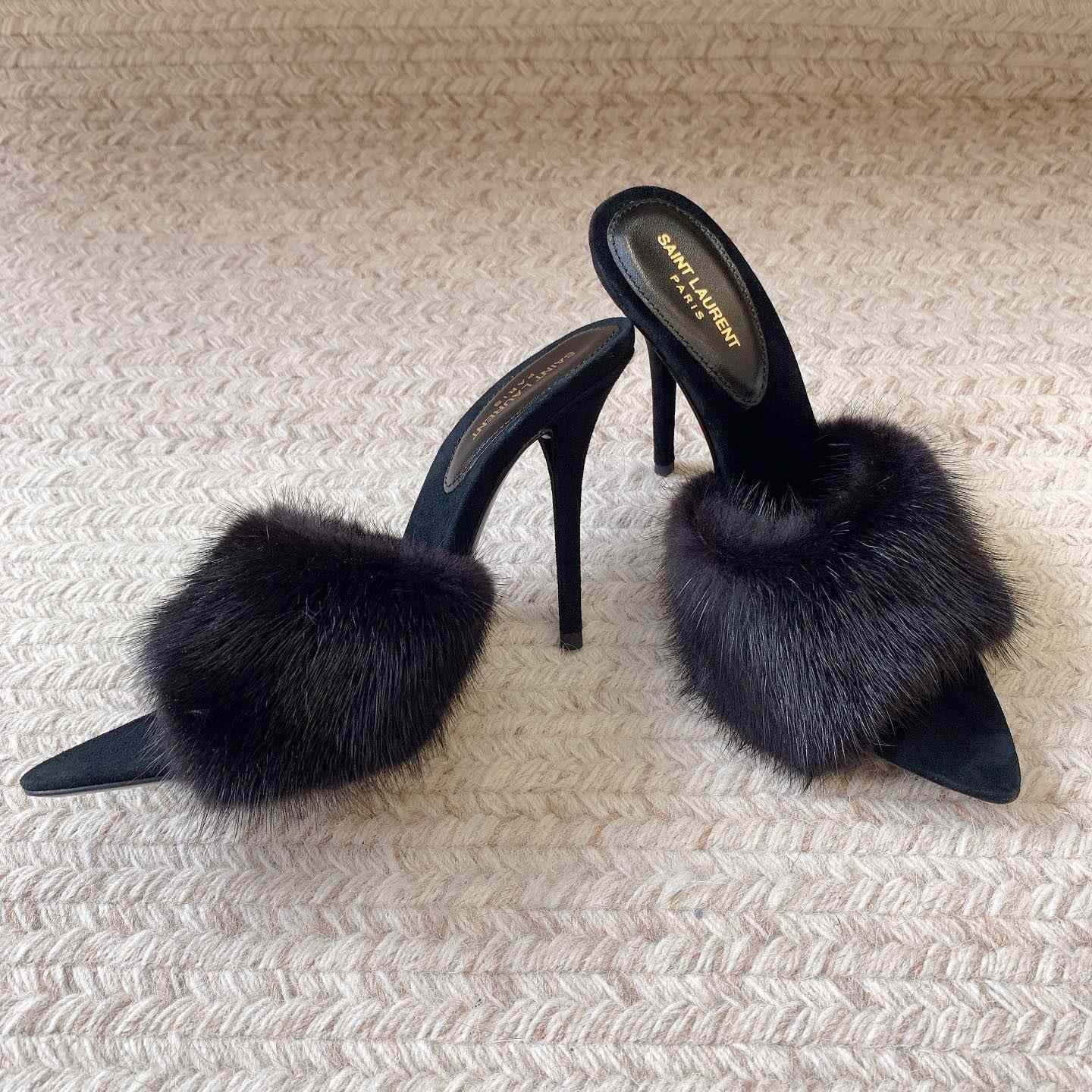 Saint Laurent LA 16 Mules aus tierfreiem Pelz und Wildleder<br>
 - EUR FASHION