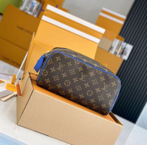 Louis Vuitton Dopp Kit M46763<br>
 - EUR FASHION