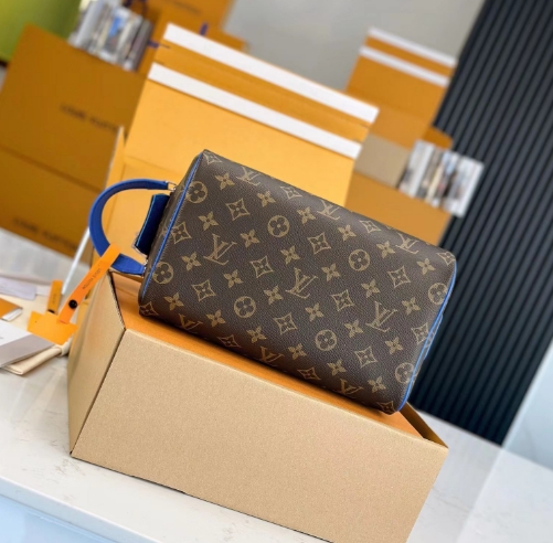 Louis Vuitton Dopp Kit M46763<br>
 - EUR FASHION