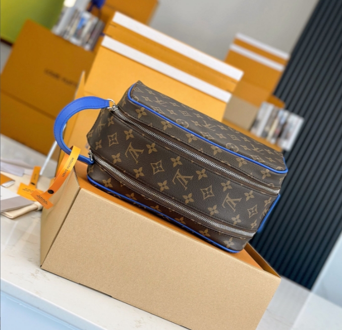 Louis Vuitton Dopp Kit M46763<br>
 - EUR FASHION