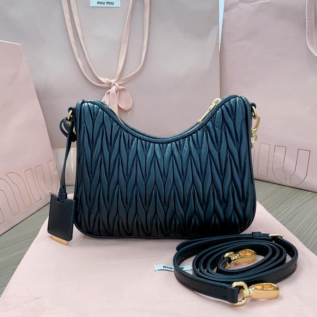 Miu Miu Umhängetasche aus Matelassé-Nappaleder<br>
 - EUR FASHION