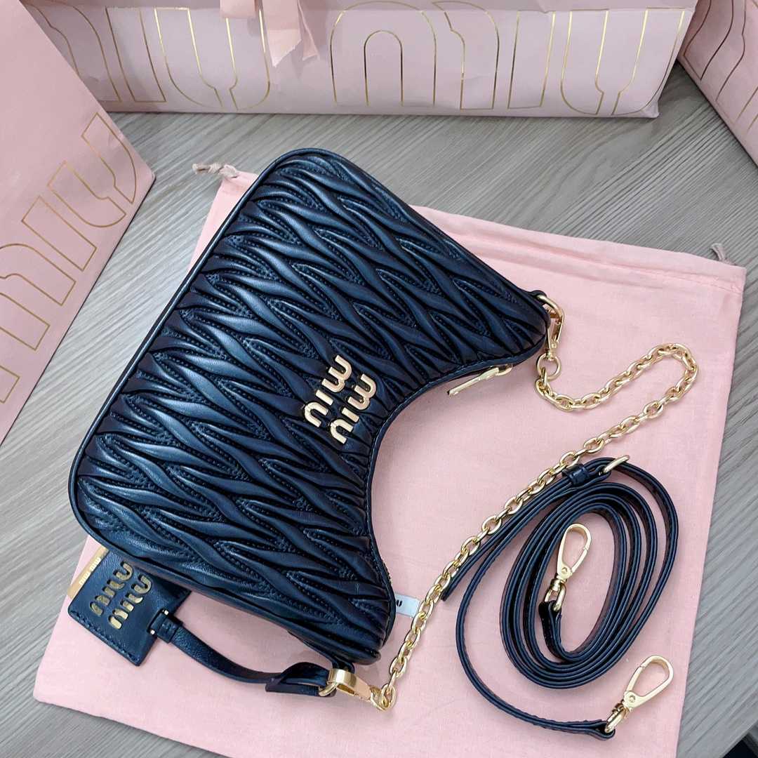 Miu Miu Umhängetasche aus Matelassé-Nappaleder<br>
 - EUR FASHION