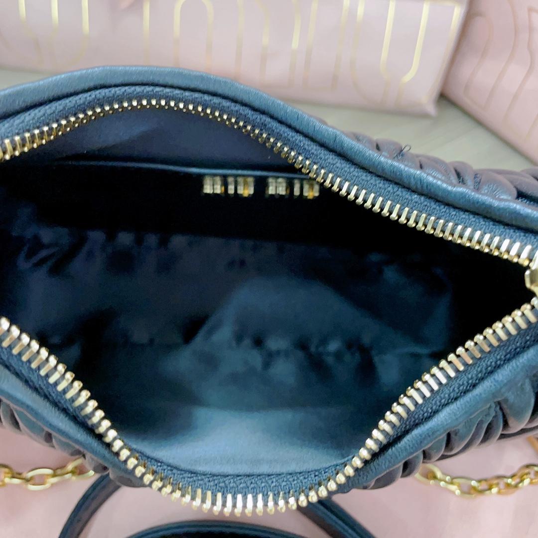 Miu Miu Umhängetasche aus Matelassé-Nappaleder<br>
 - EUR FASHION