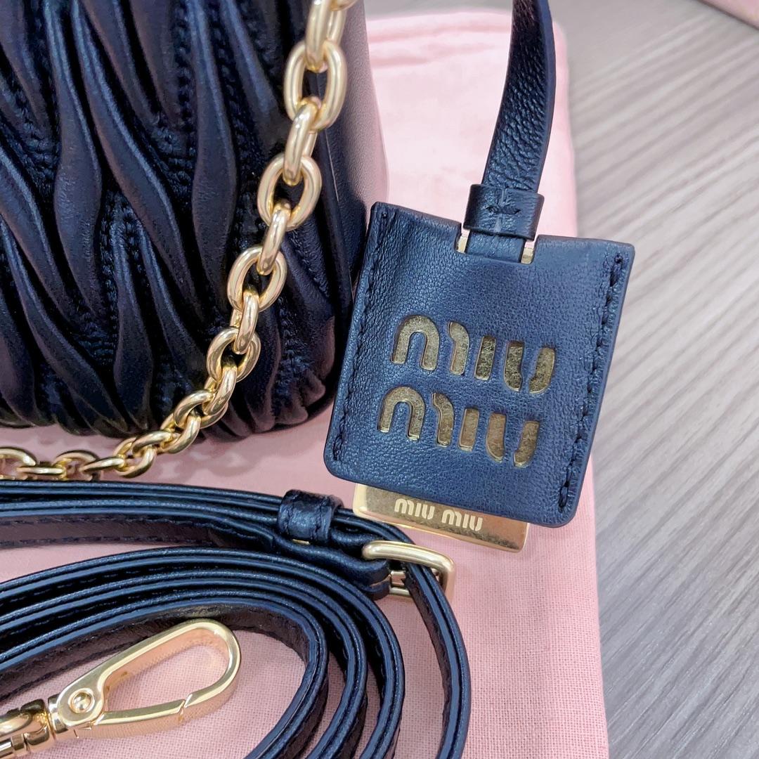 Miu Miu Umhängetasche aus Matelassé-Nappaleder<br>
 - EUR FASHION