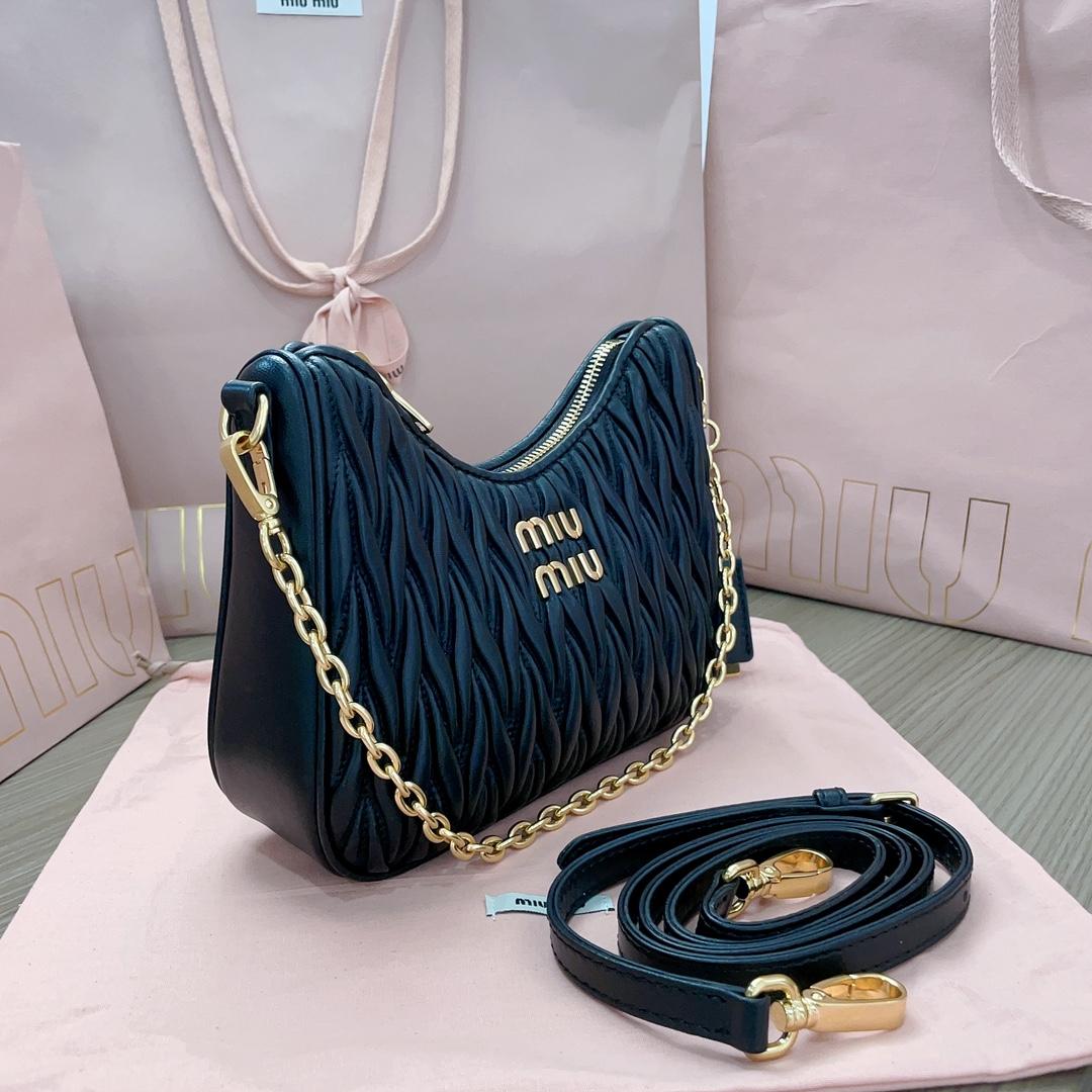 Miu Miu Umhängetasche aus Matelassé-Nappaleder<br>
 - EUR FASHION