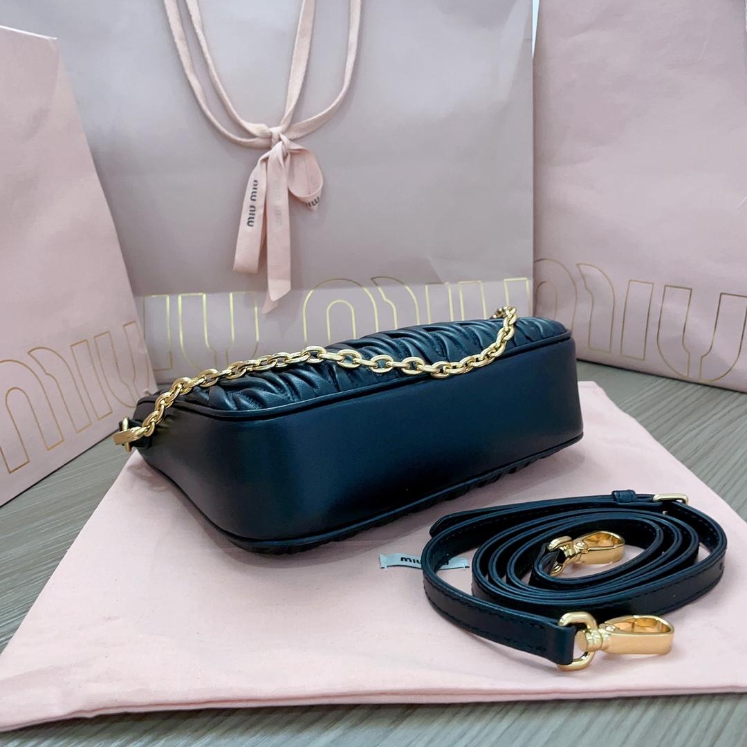 Miu Miu Umhängetasche aus Matelassé-Nappaleder<br>
 - EUR FASHION
