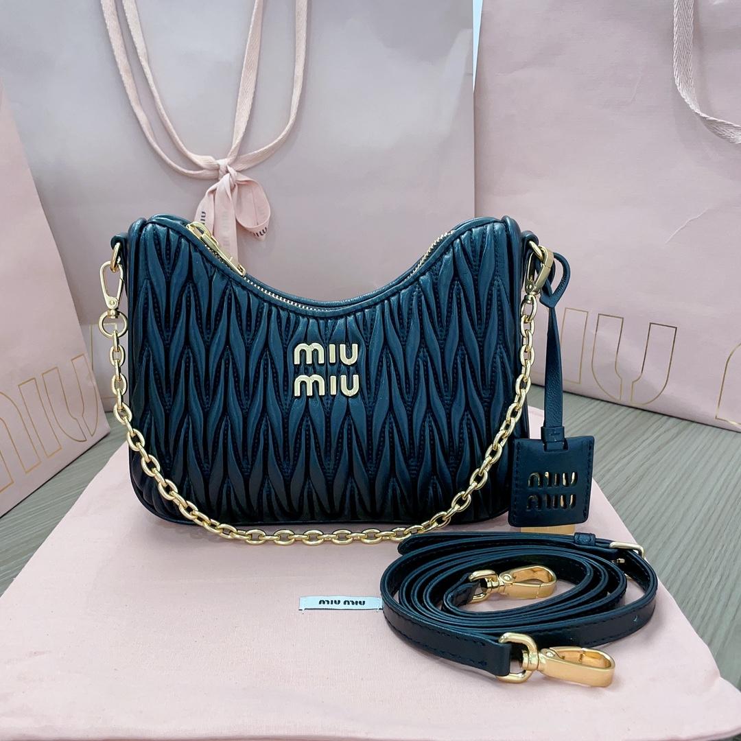 Miu Miu Umhängetasche aus Matelassé-Nappaleder<br>
 - EUR FASHION