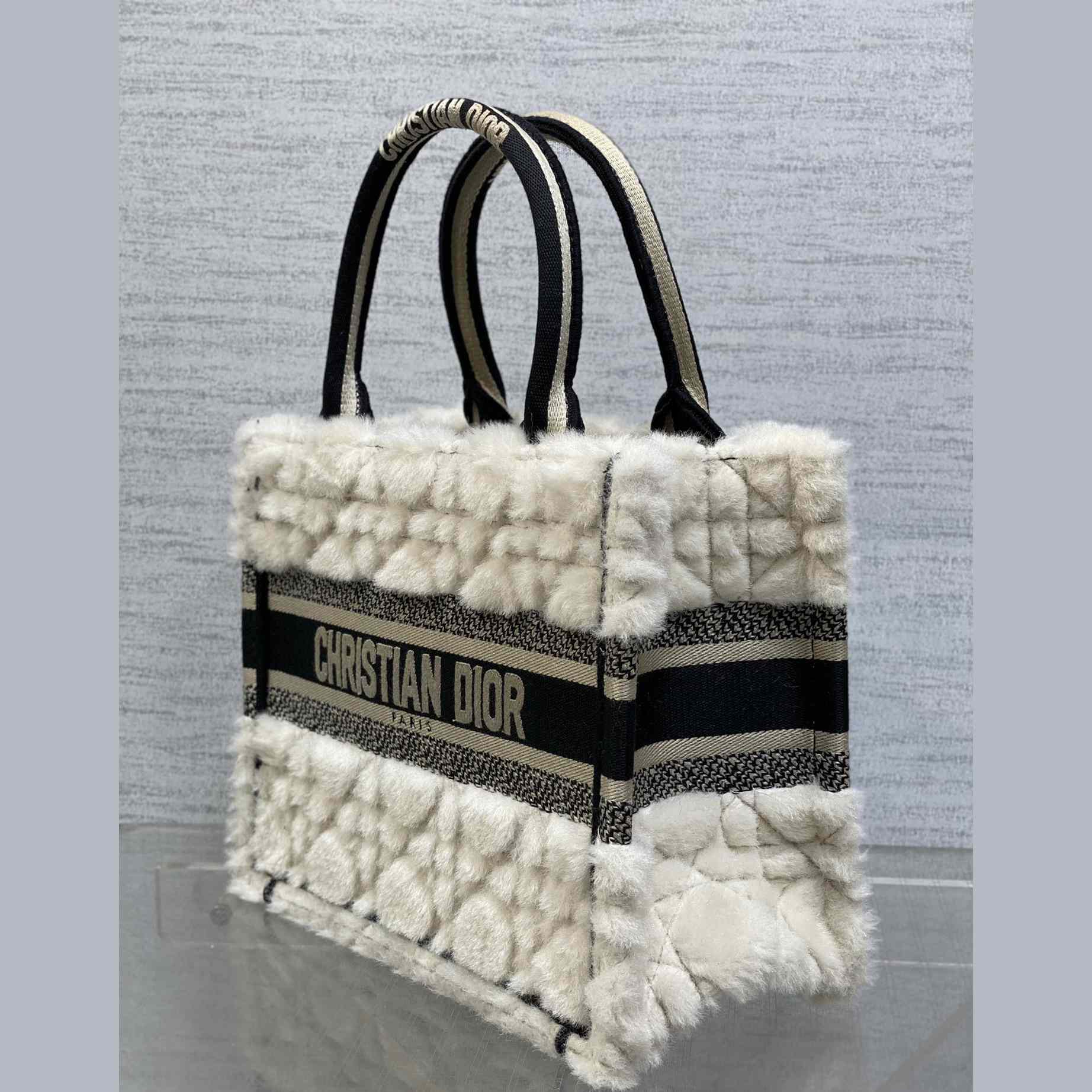 Kleine Dior-Buchtasche von Dior<br>
 - EUR FASHION