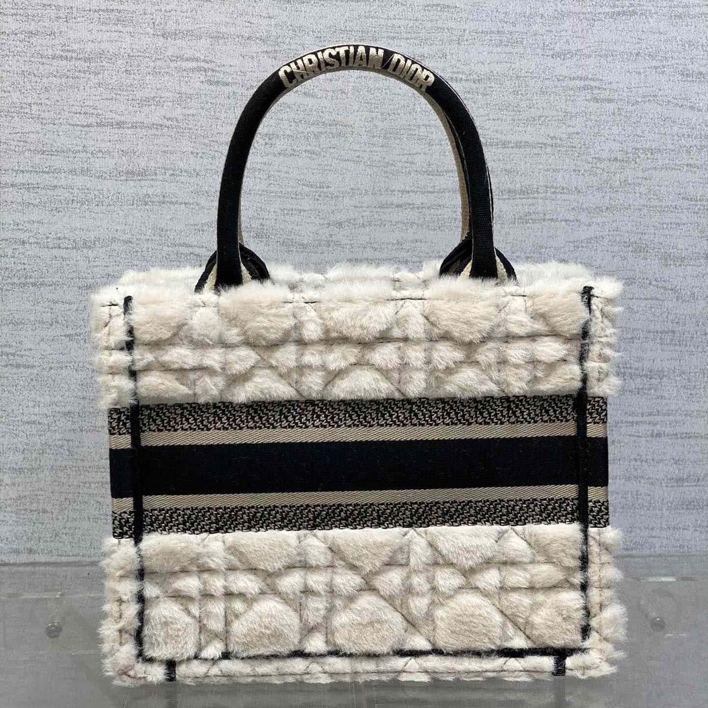 Kleine Dior-Buchtasche von Dior<br>
 - EUR FASHION