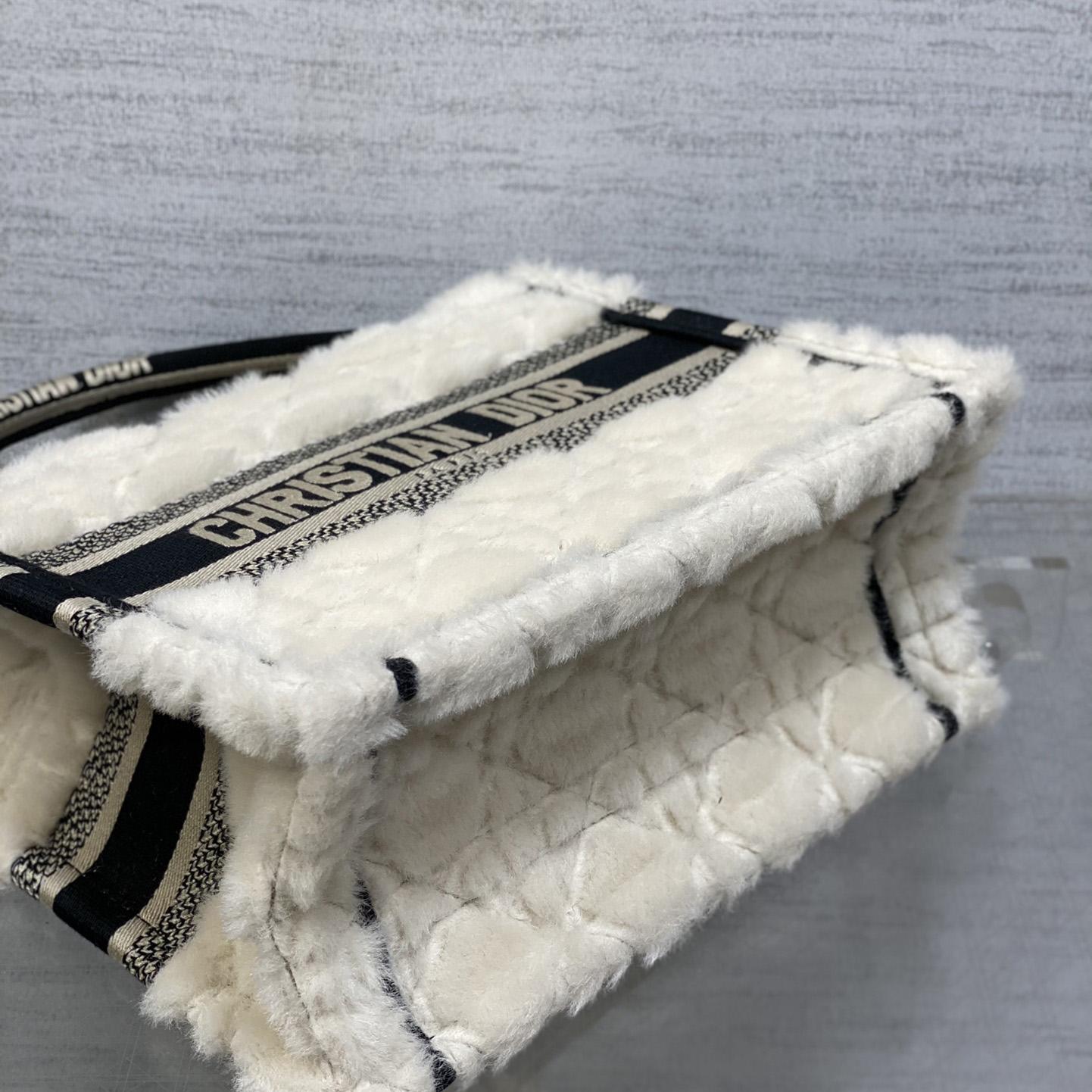 Kleine Dior-Buchtasche von Dior<br>
 - EUR FASHION