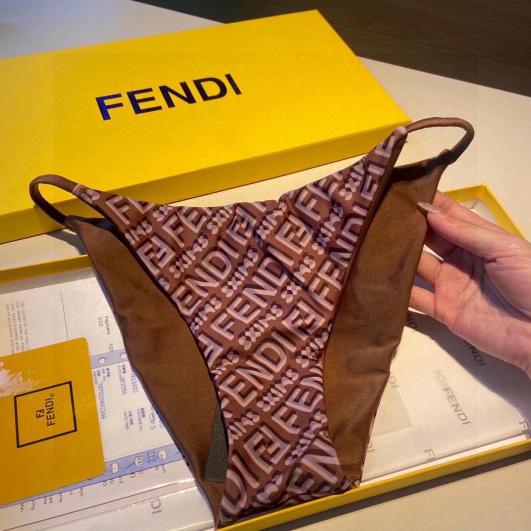 Zweiteiliger Bikini mit Fendi-Logo<br>
 - EUR FASHION