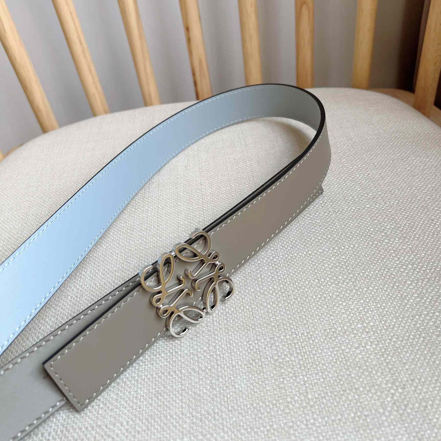Wendbarer Anagram-Gürtel von Loewe aus glattem Kalbsleder<br>
 - EUR FASHION