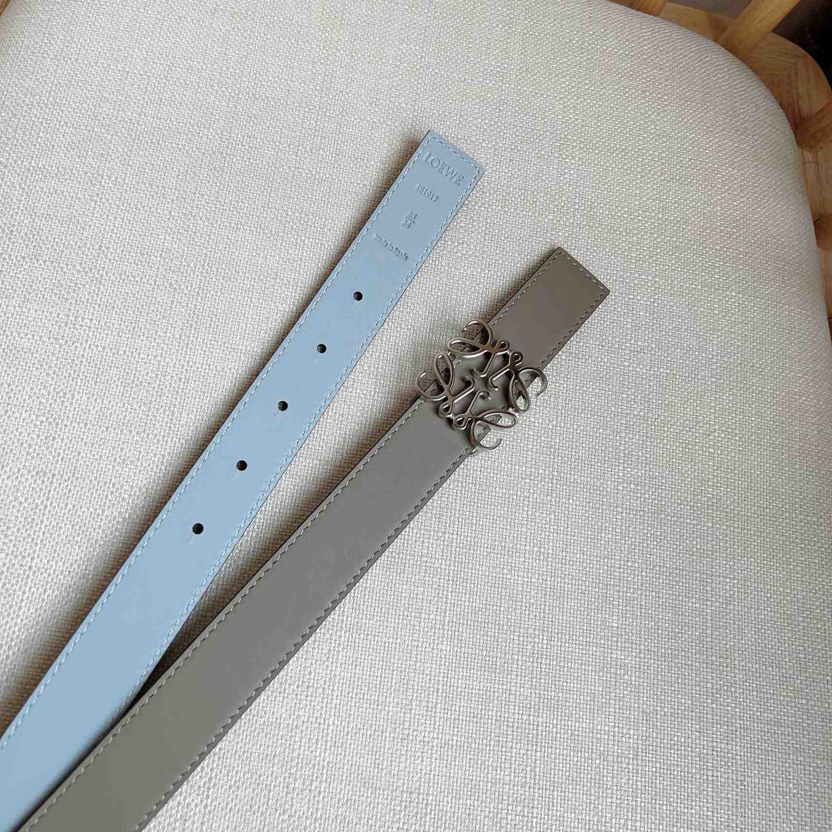 Wendbarer Anagram-Gürtel von Loewe aus glattem Kalbsleder<br>
 - EUR FASHION