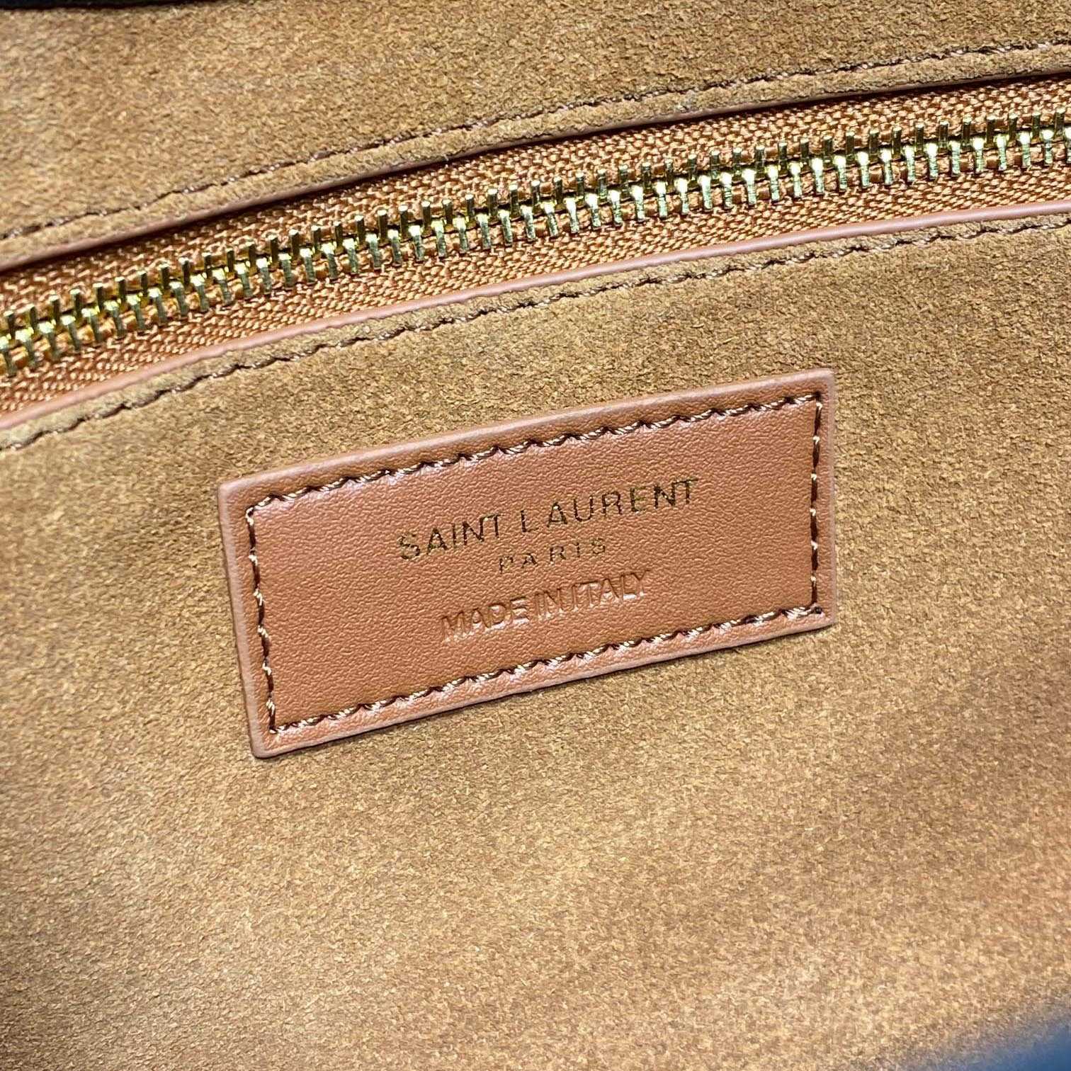 Saint Laurent Le 5 À 7 aus glänzendem Leder mit Krokodilprägung<br>
 - EUR FASHION