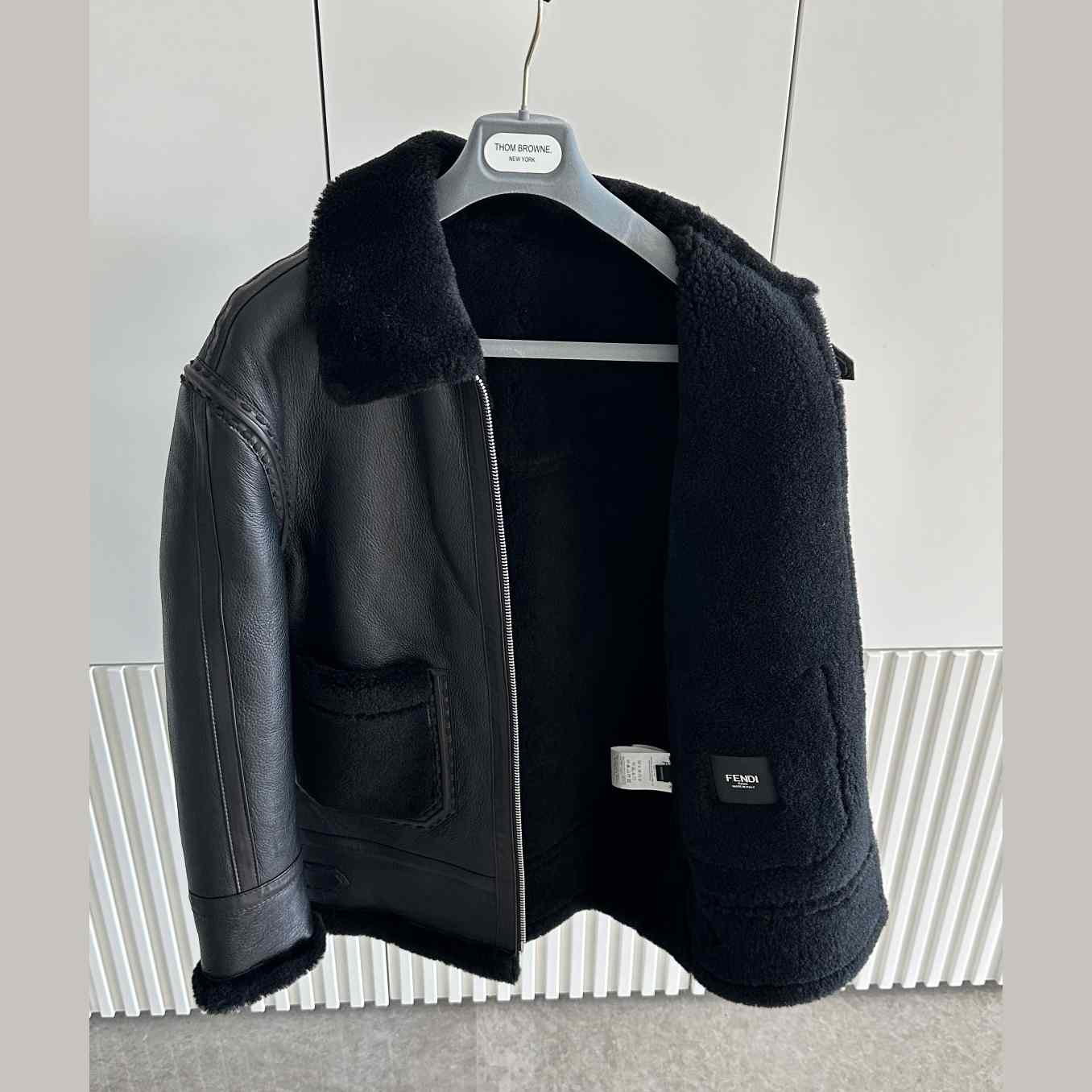 Schwarze Lammfelljacke von Fendi<br>
 - EUR FASHION