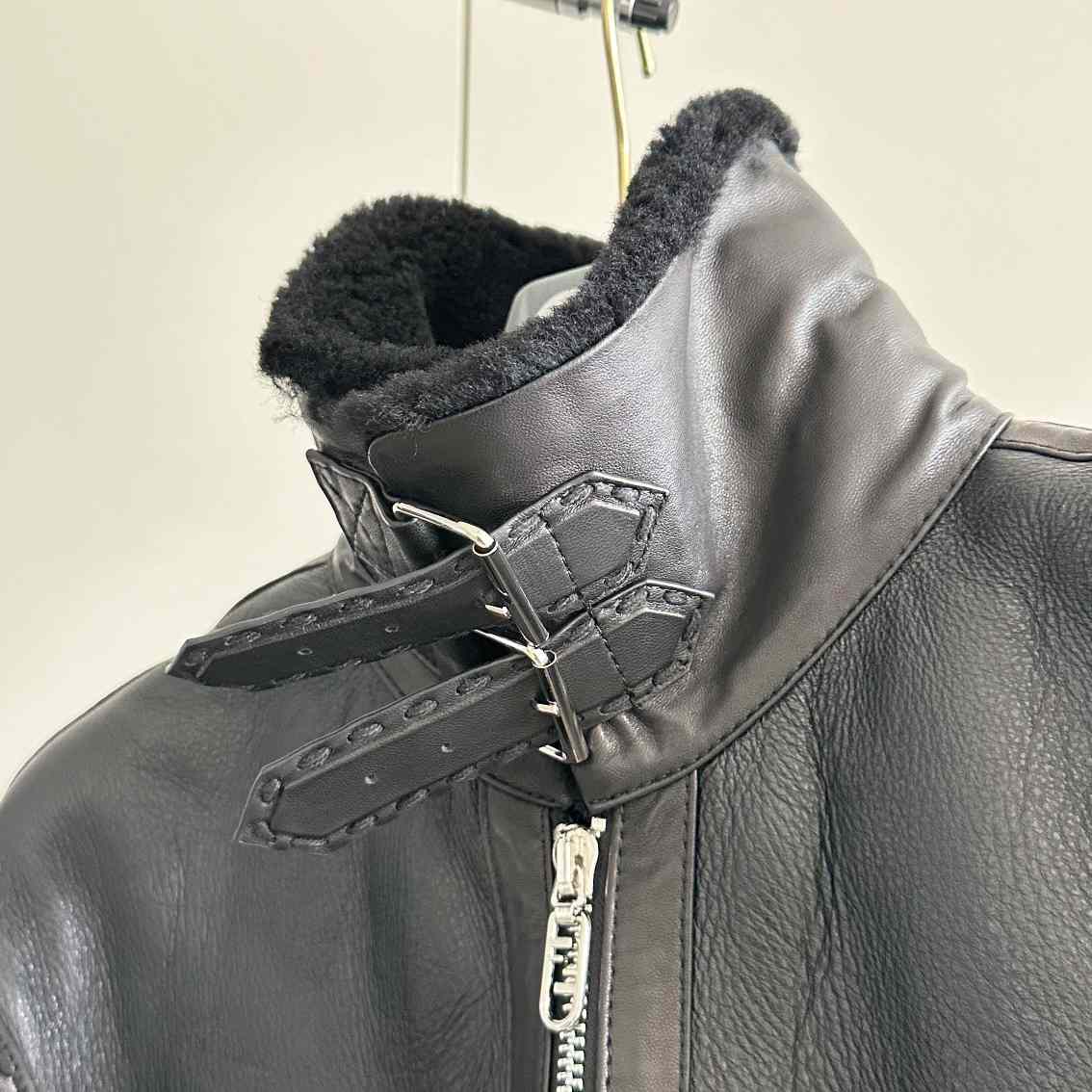 Schwarze Lammfelljacke von Fendi<br>
 - EUR FASHION