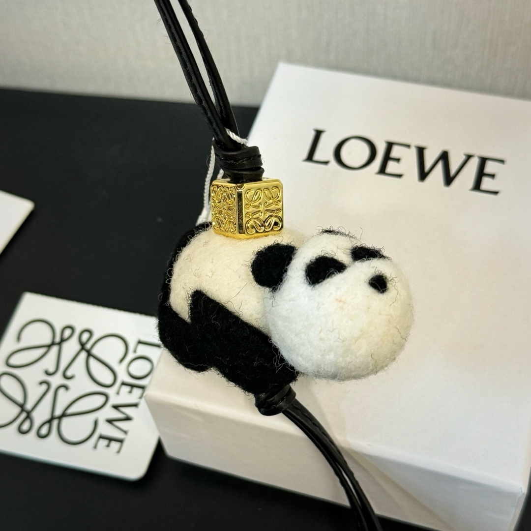 Loewe Panda-Anhänger aus Filz und Kalbsleder<br>
 - EUR FASHION