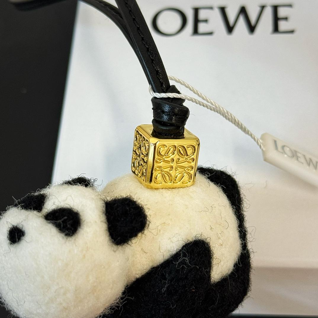 Loewe Panda-Anhänger aus Filz und Kalbsleder<br>
 - EUR FASHION