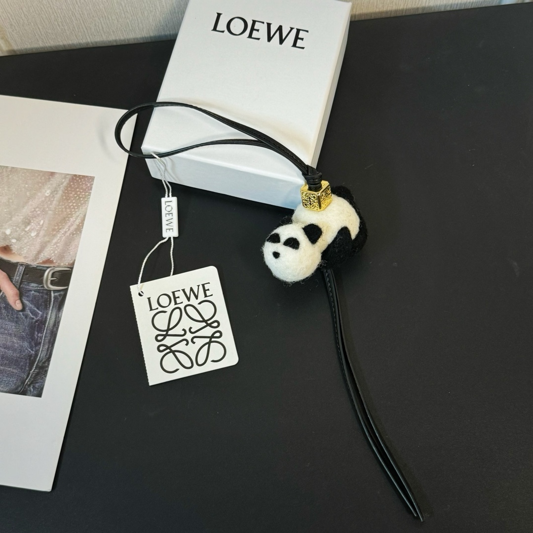 Loewe Panda-Anhänger aus Filz und Kalbsleder<br>
 - EUR FASHION