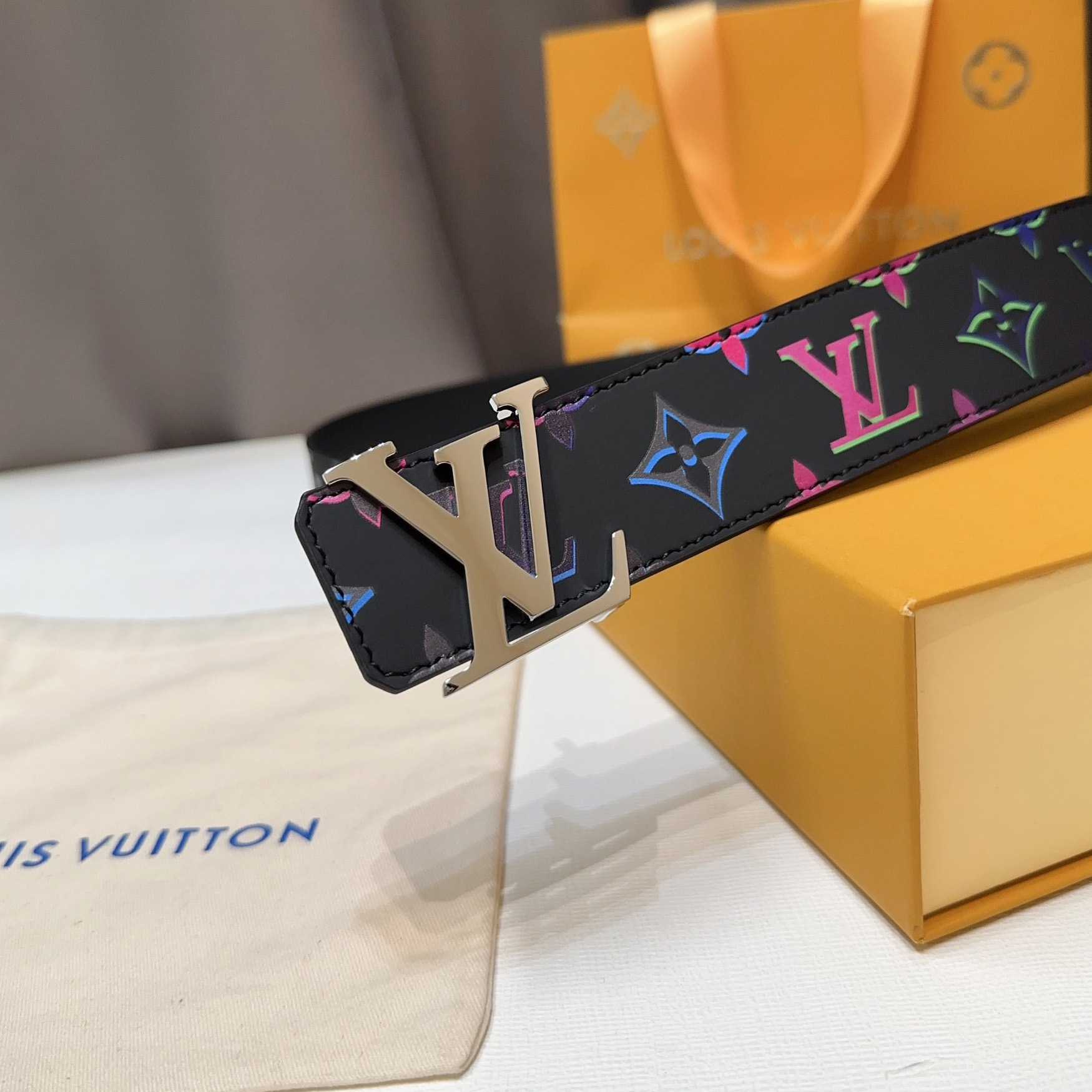 Louis Vuitton LV Light 40 mm Wendegürtel<br>
 - EUR FASHION