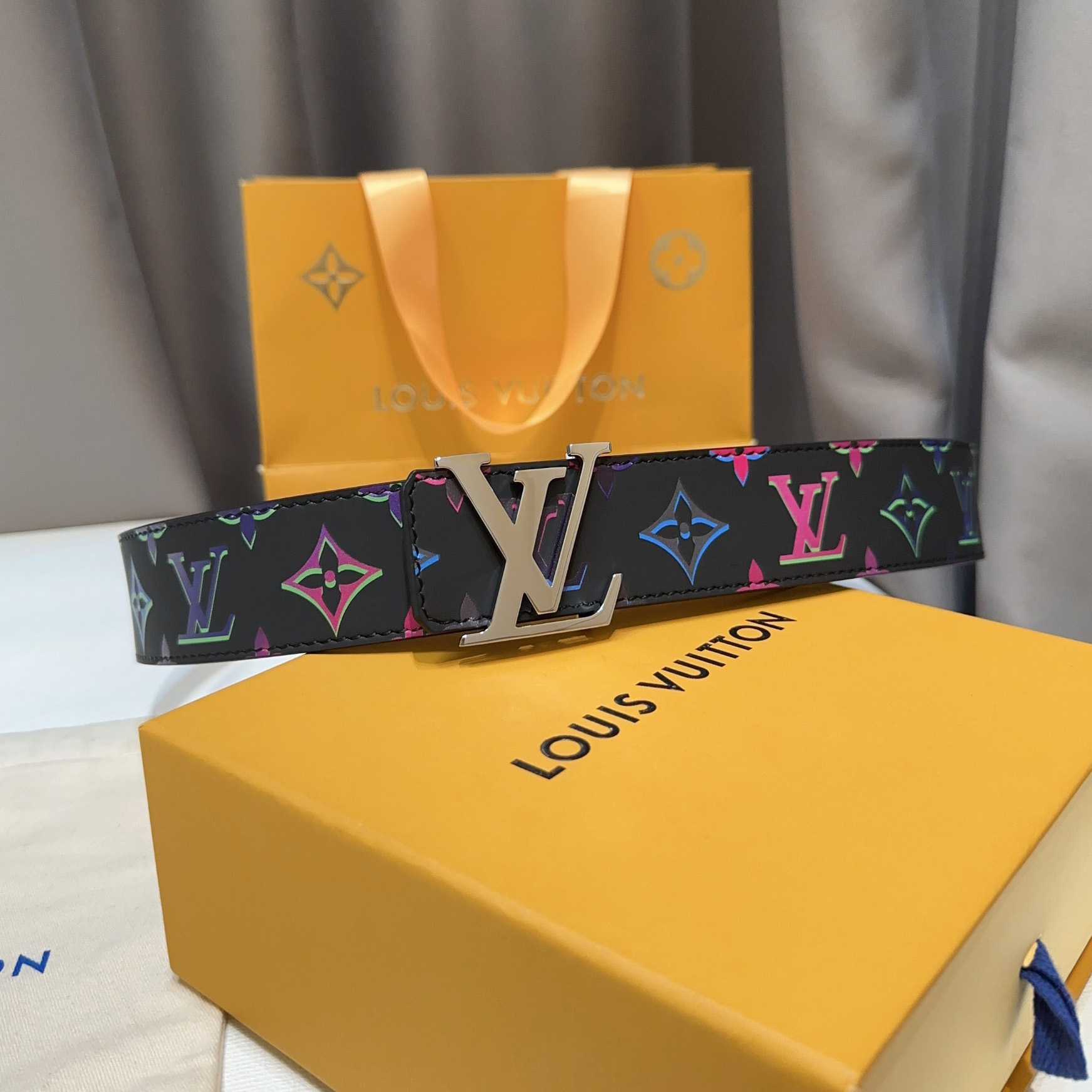 Louis Vuitton LV Light 40 mm Wendegürtel<br>
 - EUR FASHION