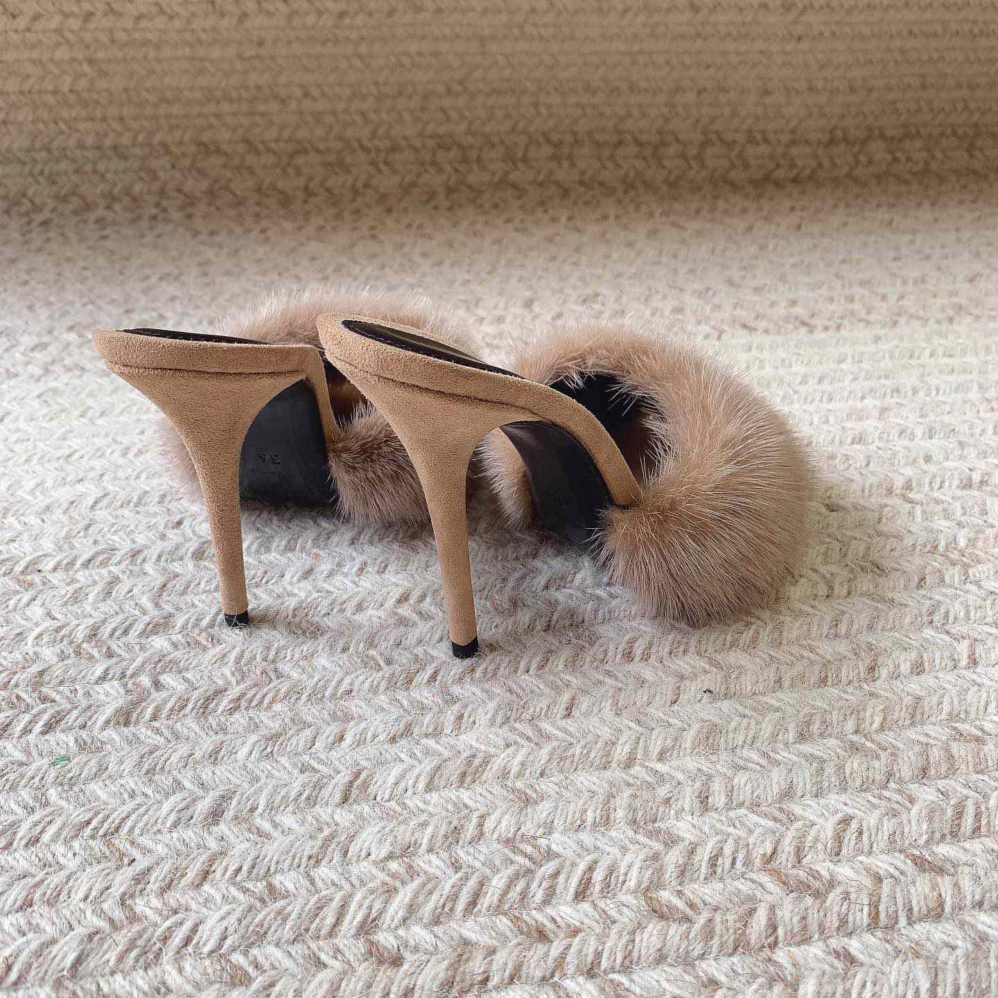 Saint Laurent LA 16 Mules aus tierfreiem Pelz und Wildleder<br>
 - EUR FASHION