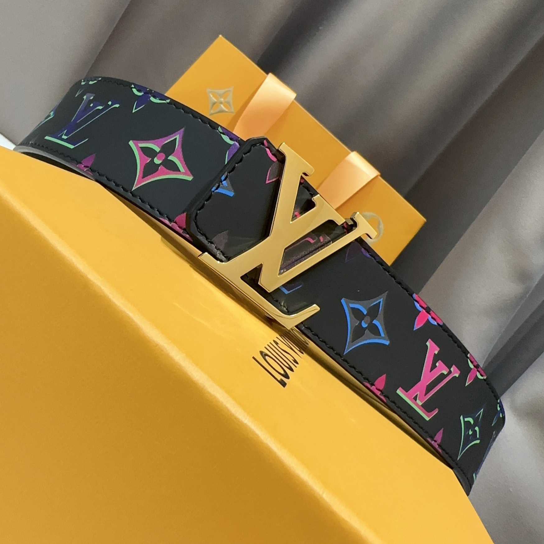 Louis Vuitton LV Light 40 mm Wendegürtel<br>
 - EUR FASHION