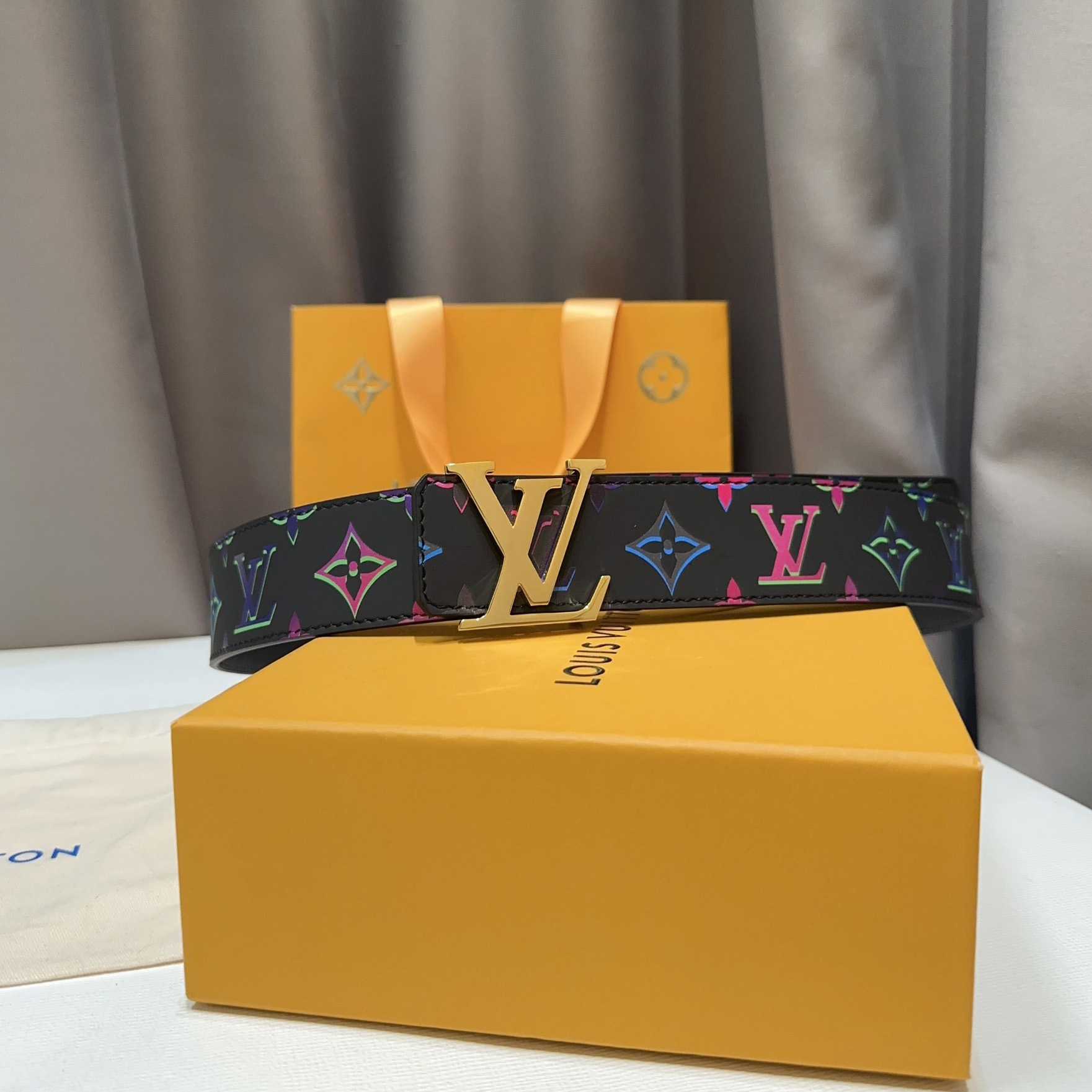 Louis Vuitton LV Light 40 mm Wendegürtel<br>
 - EUR FASHION