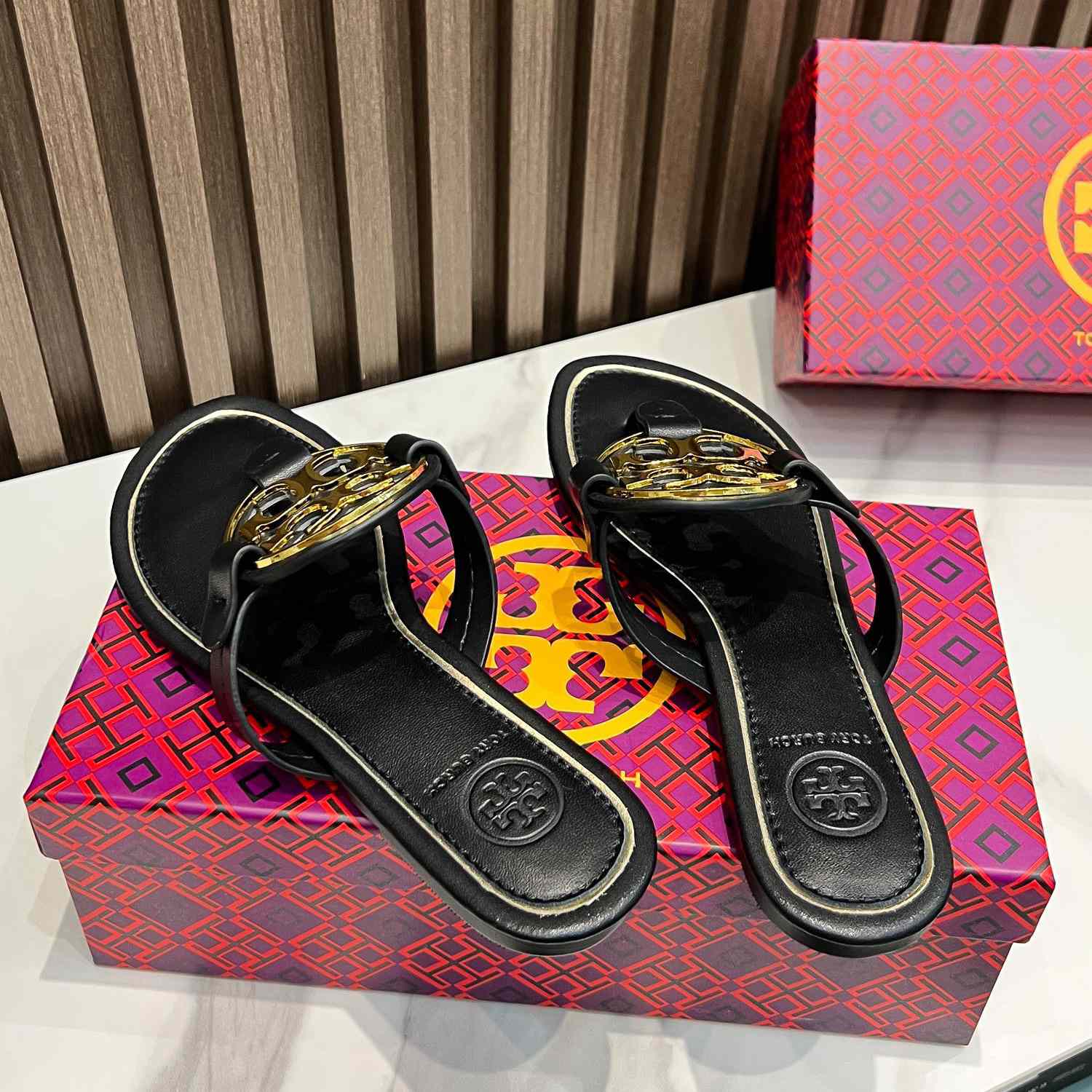 Tory Burch Leather Thong Sandals  - EUR FASHION