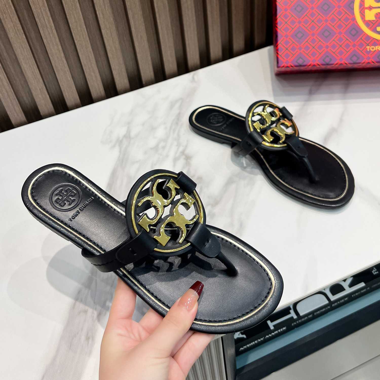 Tory Burch Leather Thong Sandals  - EUR FASHION