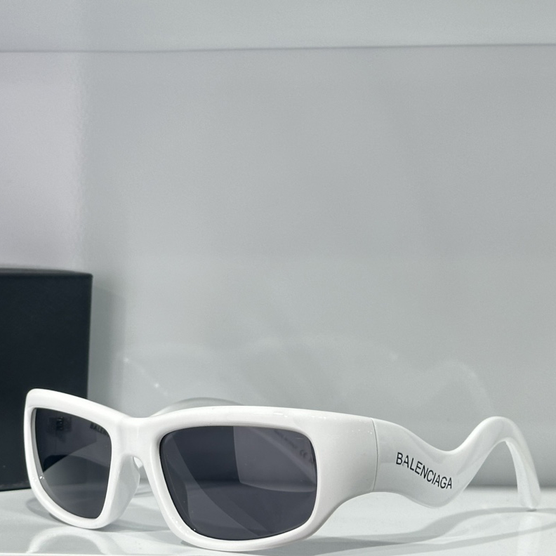 Balenciaga Hamptons Cat Sunglasses In White    - EUR FASHION