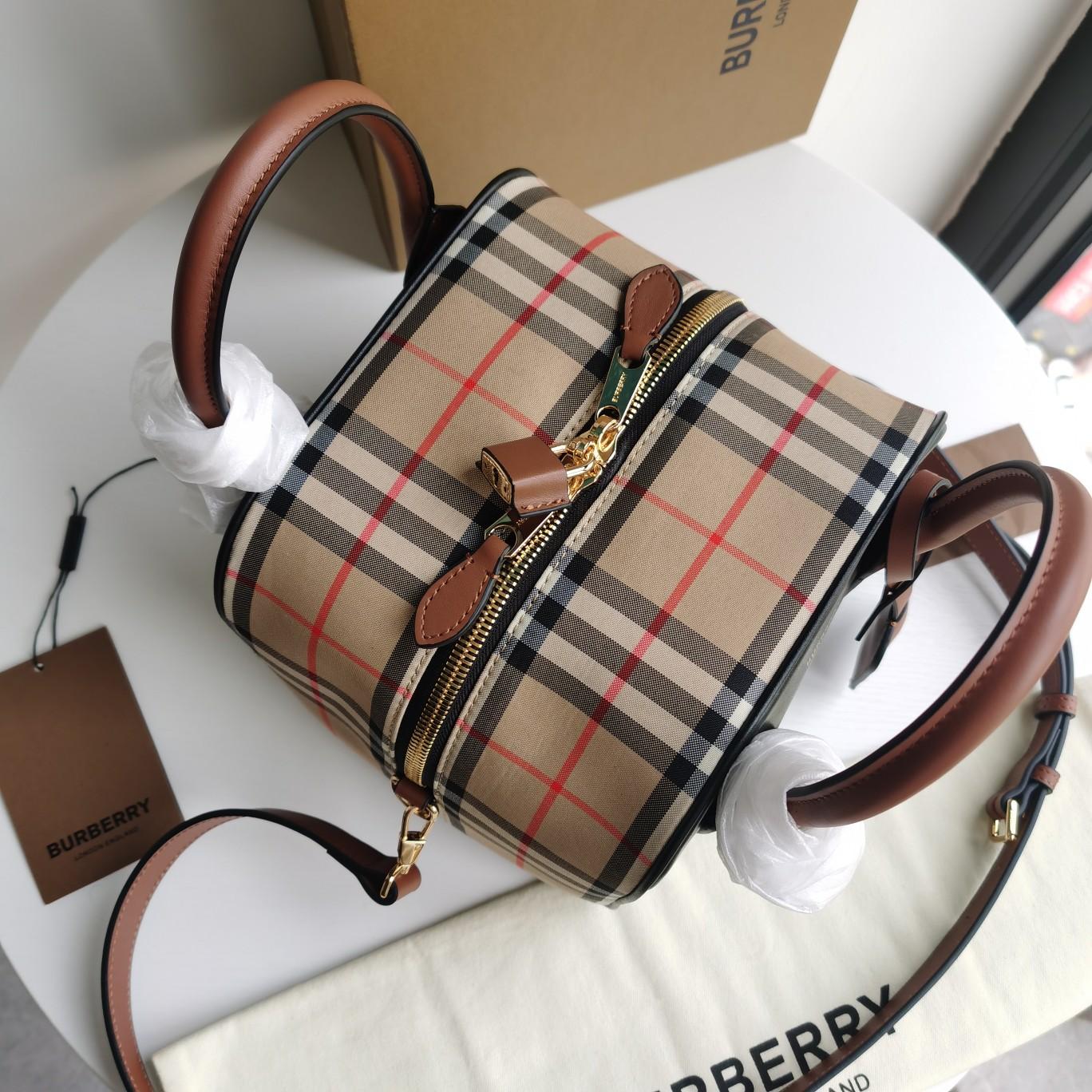 Burberry Cube Bag Leather With Vintage Check   W34 x H21 x D19cm - EUR FASHION