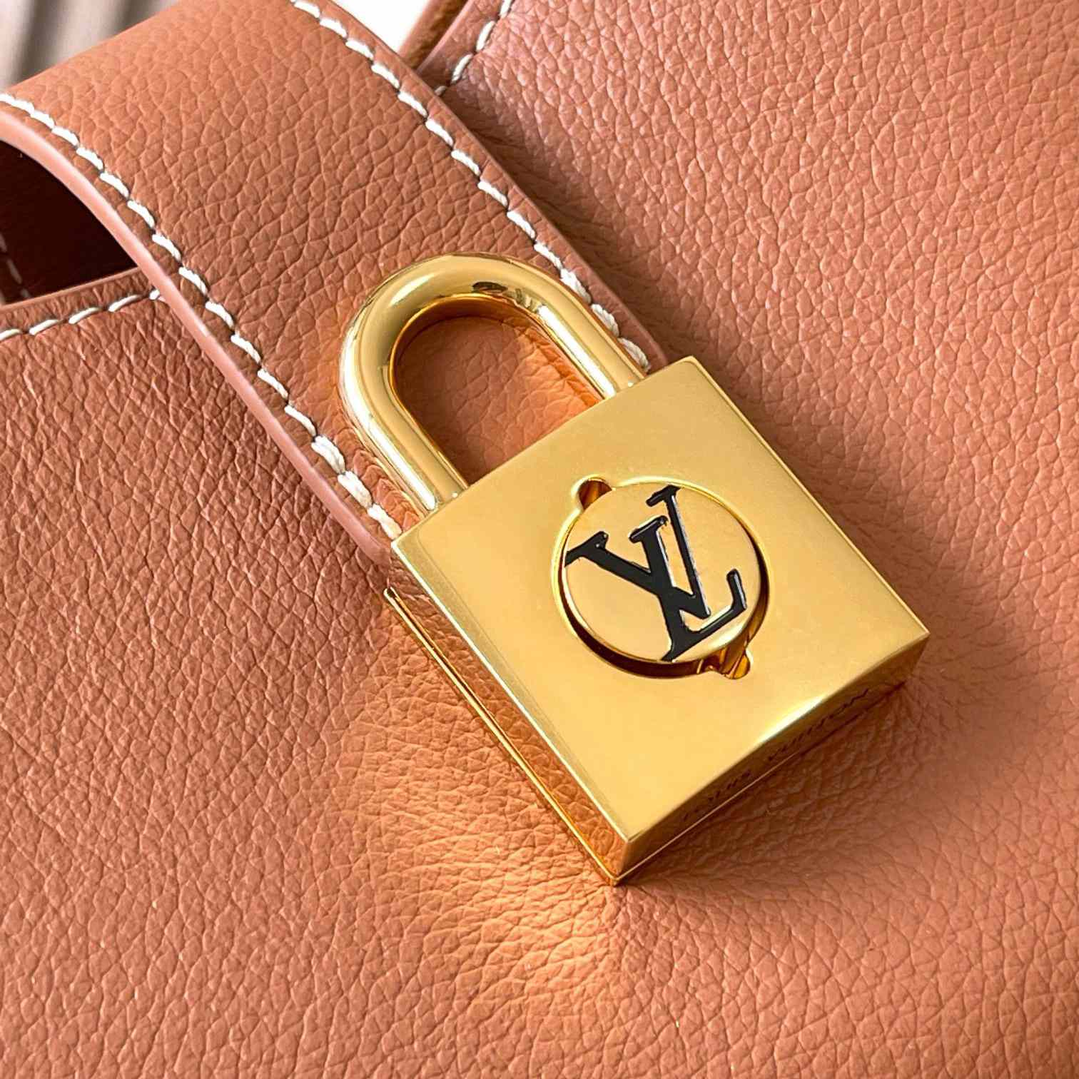 Louis Vuitton Low Key Shoulder Bag   M24885 - EUR FASHION