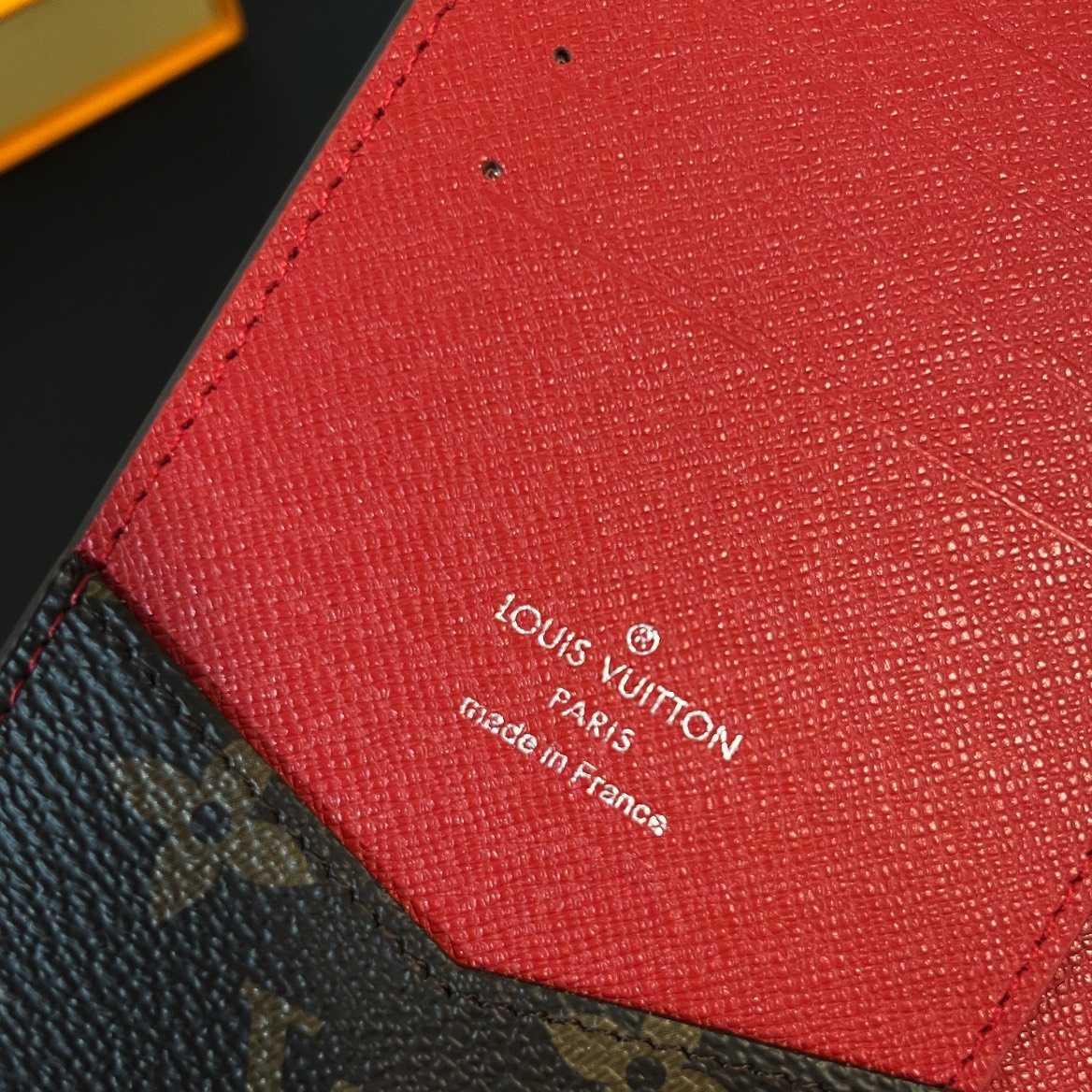 Louis Vuitton Passport Cover   M82862 - EUR FASHION