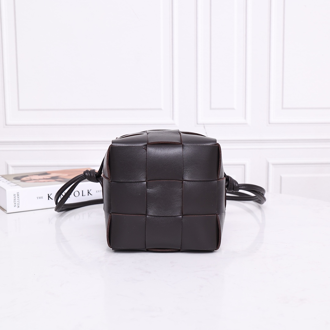 Bottega Veneta Small Cassette Cross-Body Bucket - EUR FASHION