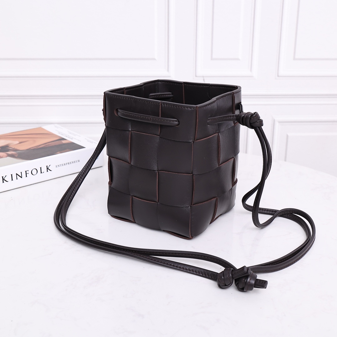 Bottega Veneta Small Cassette Cross-Body Bucket - EUR FASHION