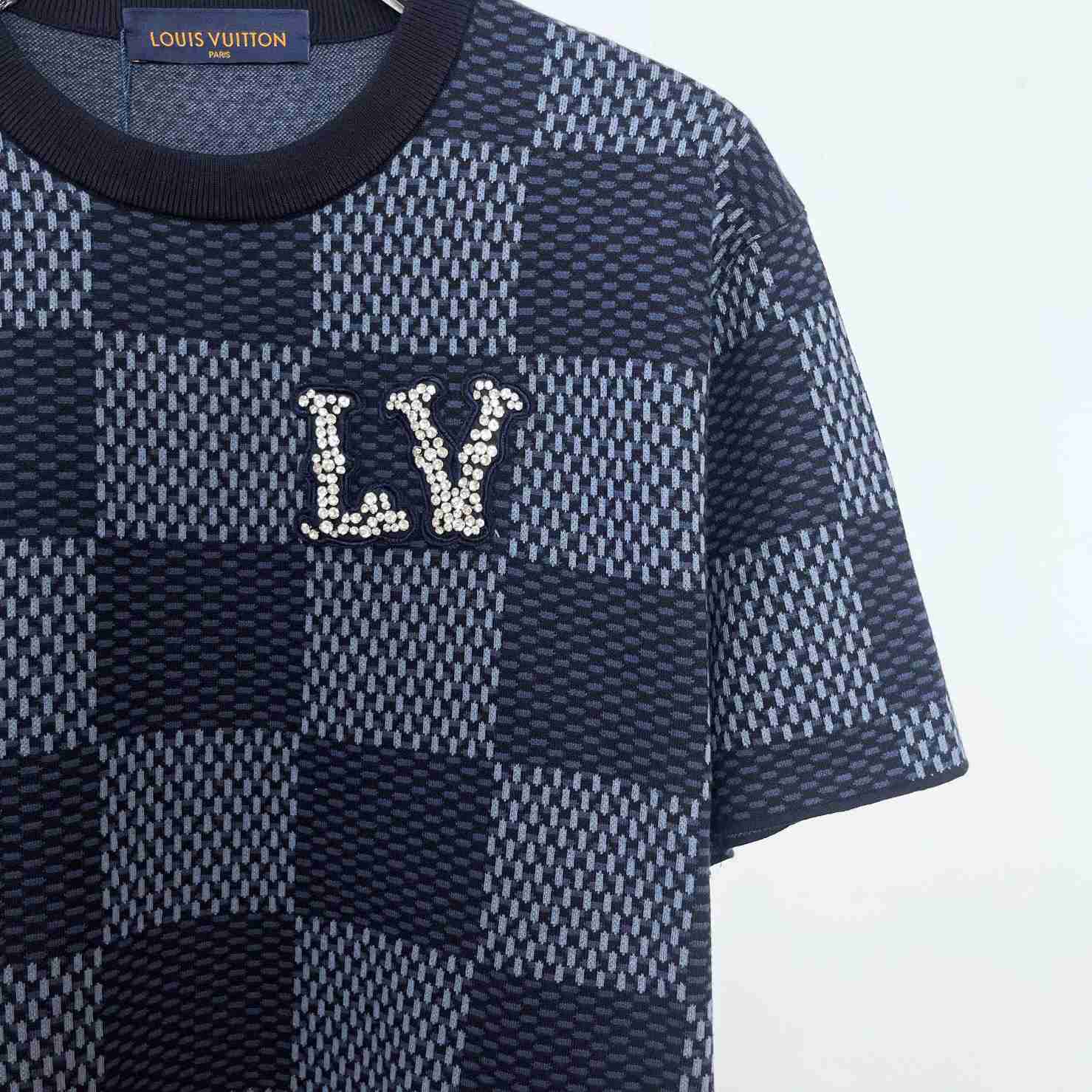 Louis Vuitton Damier Short-Sleeved Crewneck With LV Crystal Patch   1AGHTI - EUR FASHION