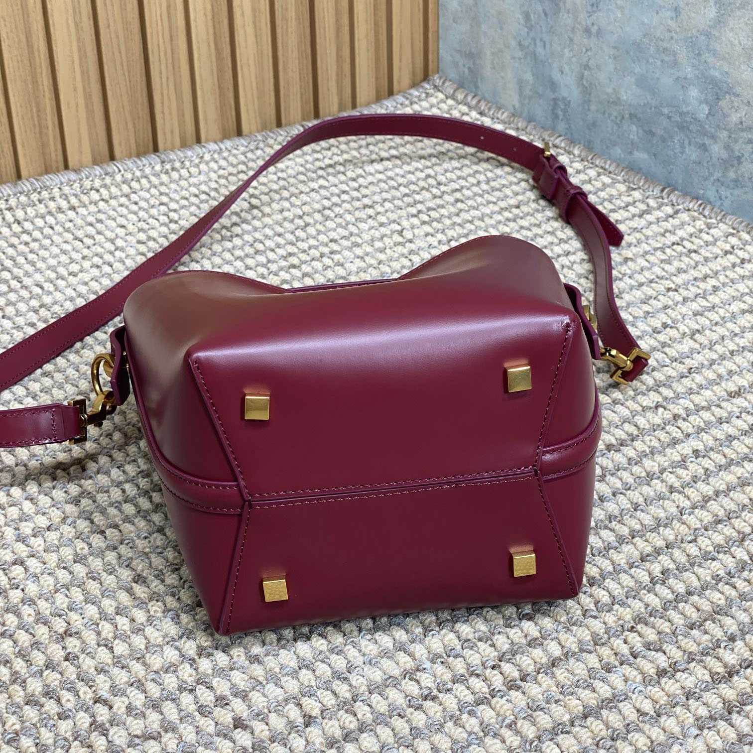 Saint Laurent Le 37 Small In Shiny Leather - EUR FASHION