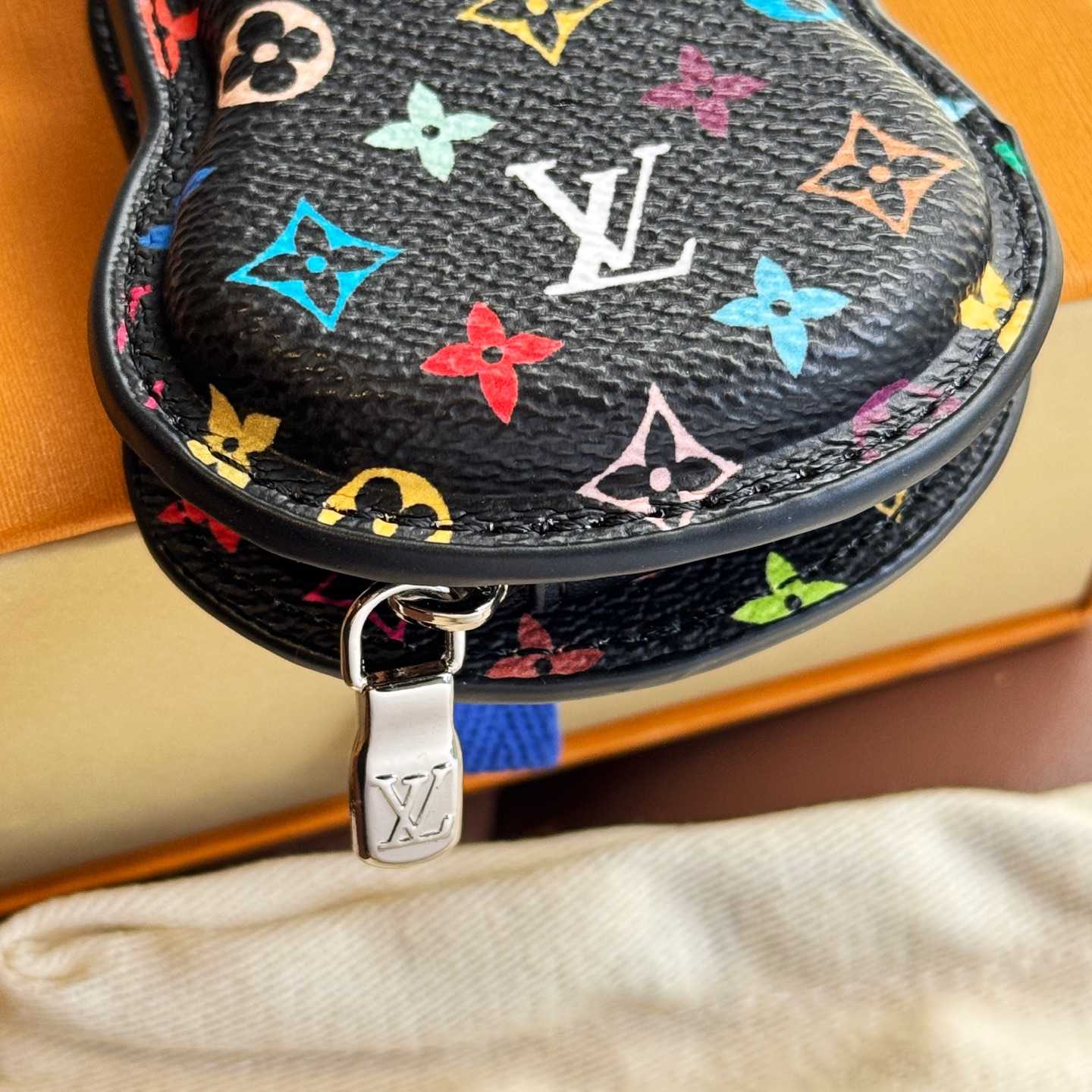Louis Vuitton Guitar Pouch Bag Charm   M02032 - EUR FASHION