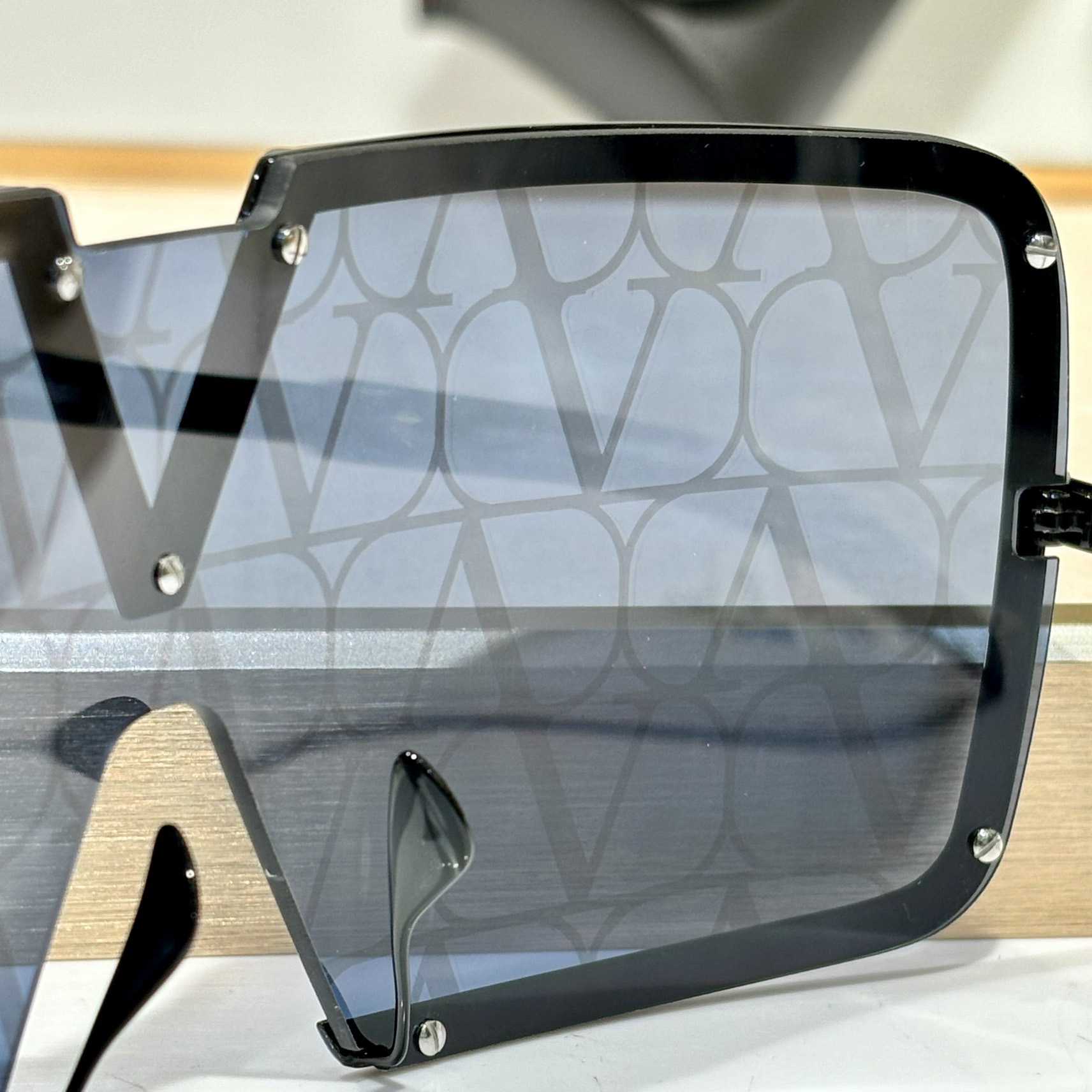 Valent Garavani V-Romask Sunglasses - EUR FASHION