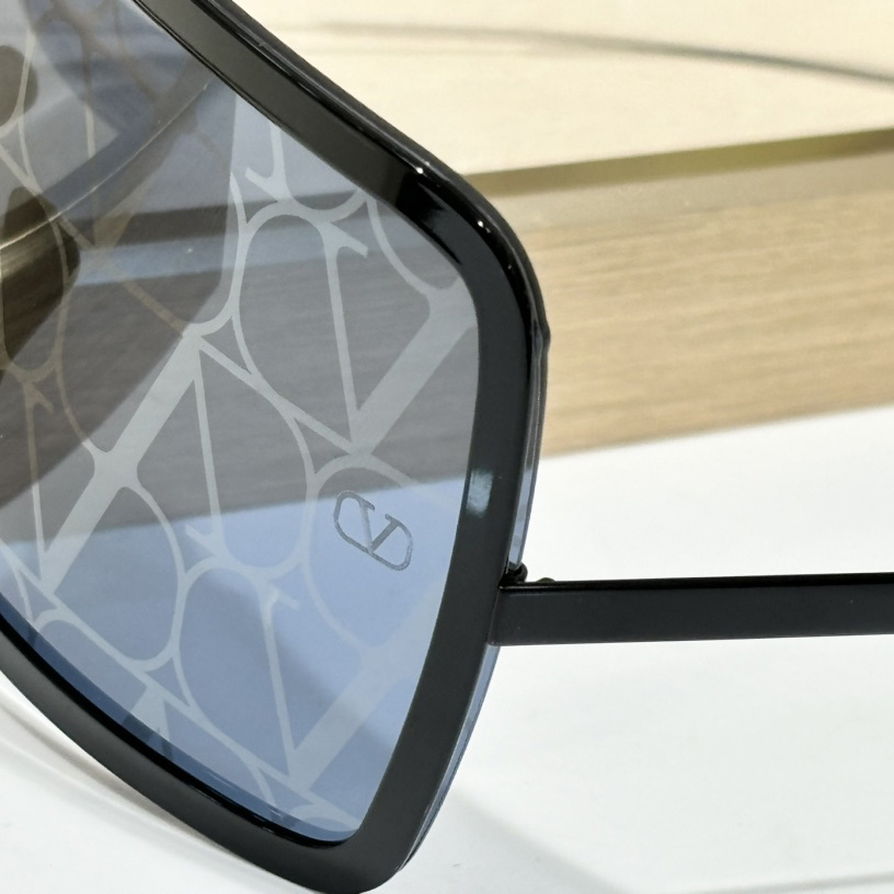 Valent Garavani V-Romask Sunglasses - EUR FASHION
