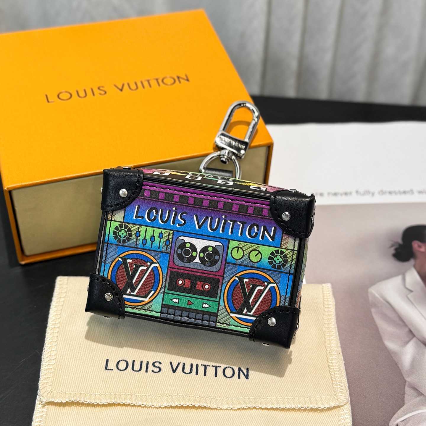 Louis Vuitton LV Stereo Bag Charm   M02395 - EUR FASHION
