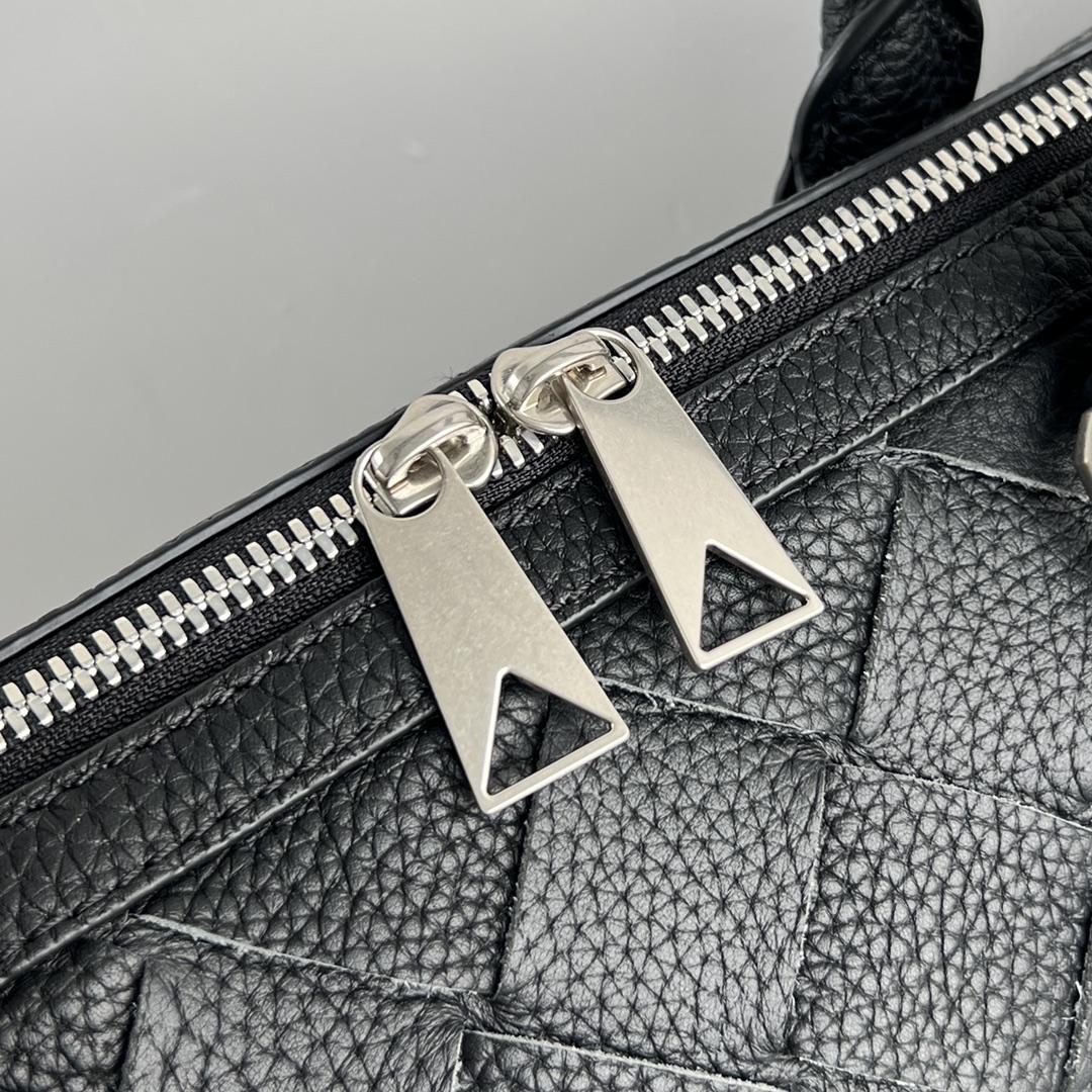Bottega Veneta Men's Slim Intrecciato Briefcase in Black - EUR FASHION