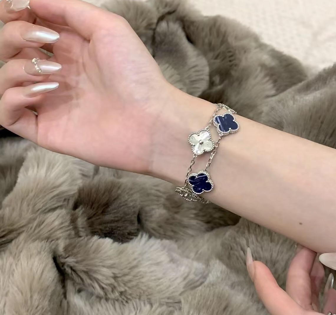 Van Cleef & Arpels Bracelet - EUR FASHION