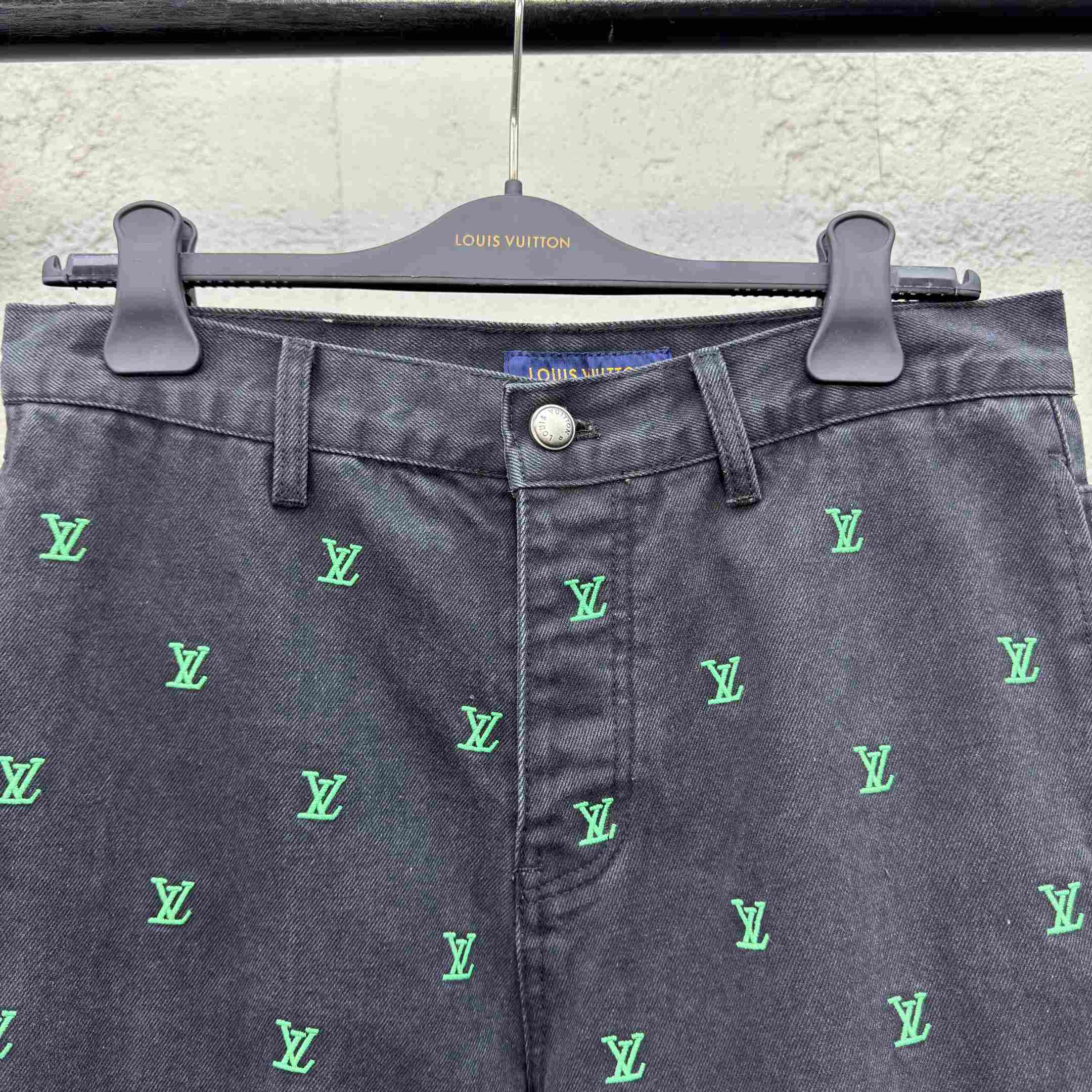 Louis Vuitton LV Blason Gradient Embroidered Denim Skate Pants   1AGTHE - EUR FASHION