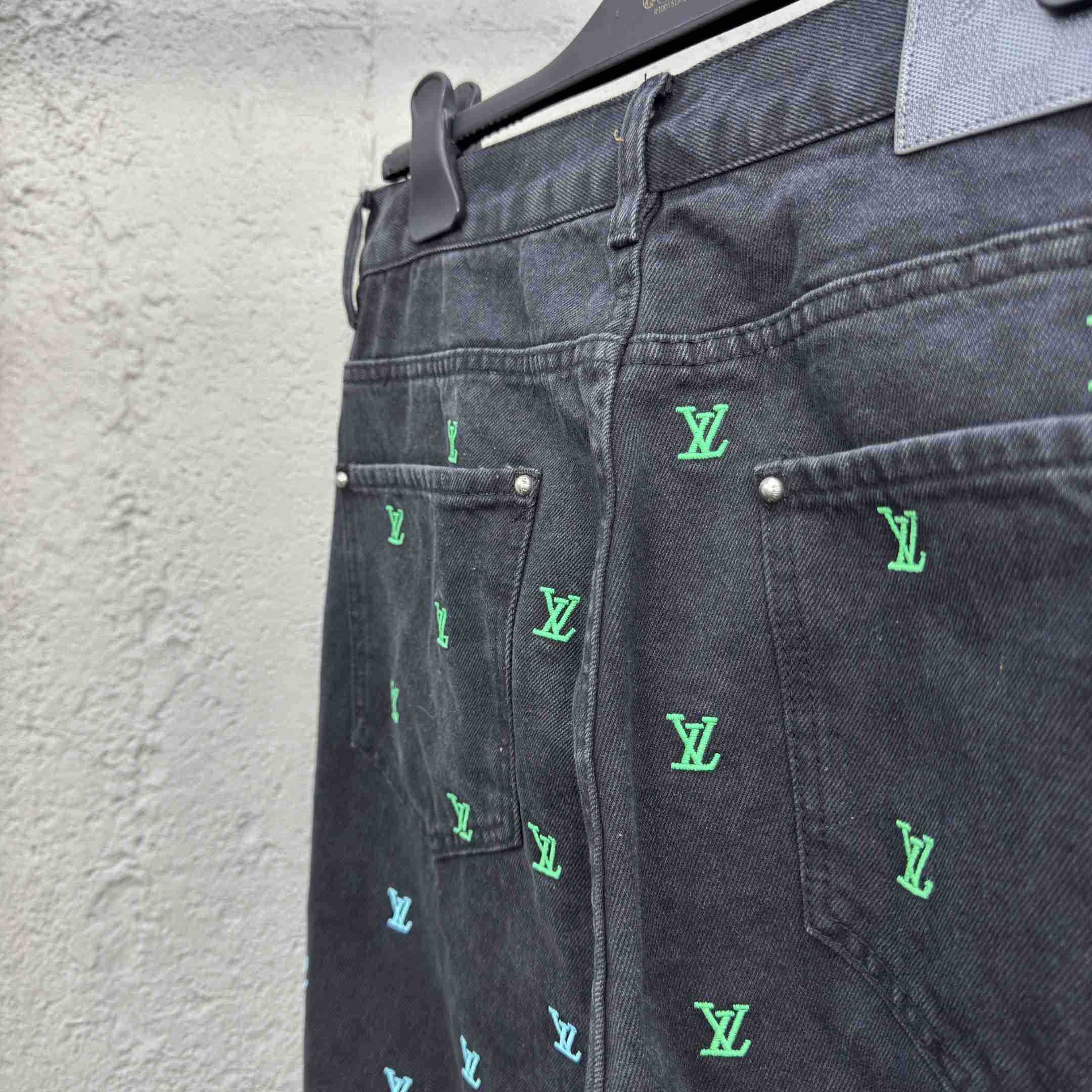 Louis Vuitton LV Blason Gradient Embroidered Denim Skate Pants   1AGTHE - EUR FASHION