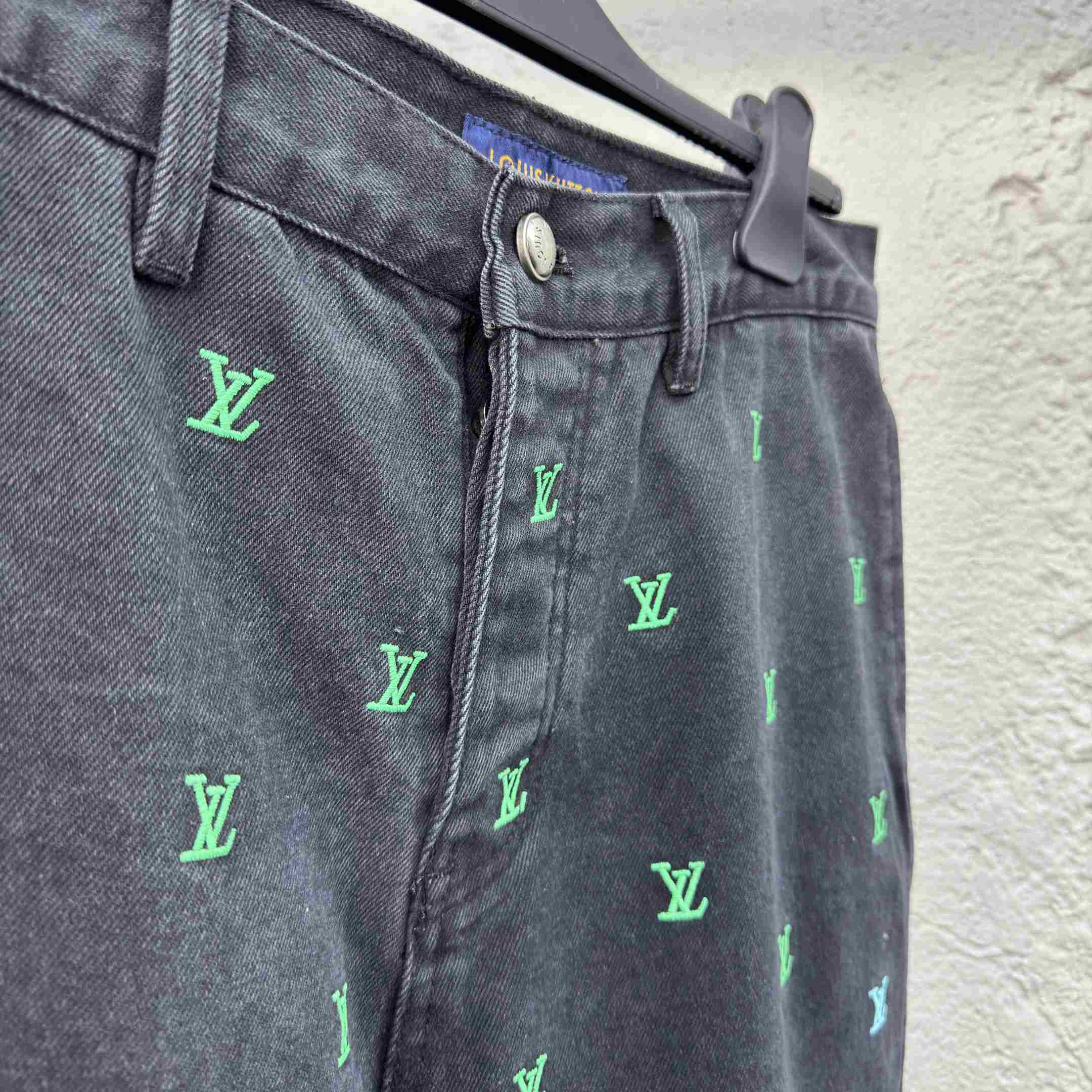 Louis Vuitton LV Blason Gradient Embroidered Denim Skate Pants   1AGTHE - EUR FASHION