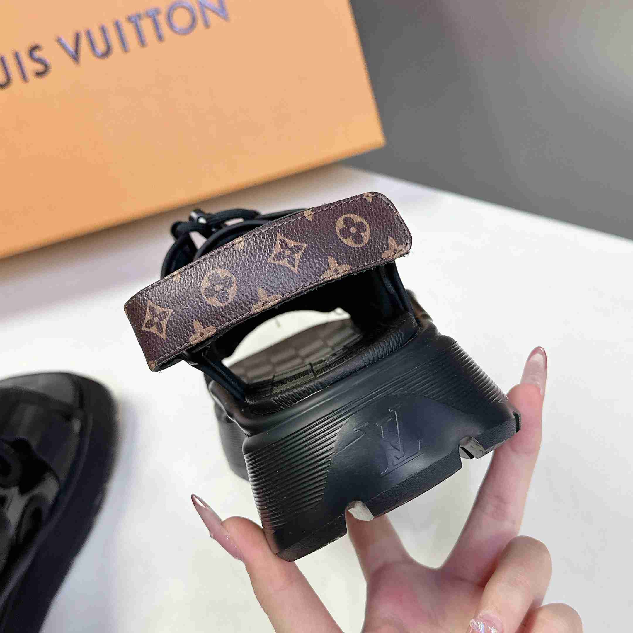 Louis Vuitton Chameleon Comfort Sandal  1AHNJO - EUR FASHION