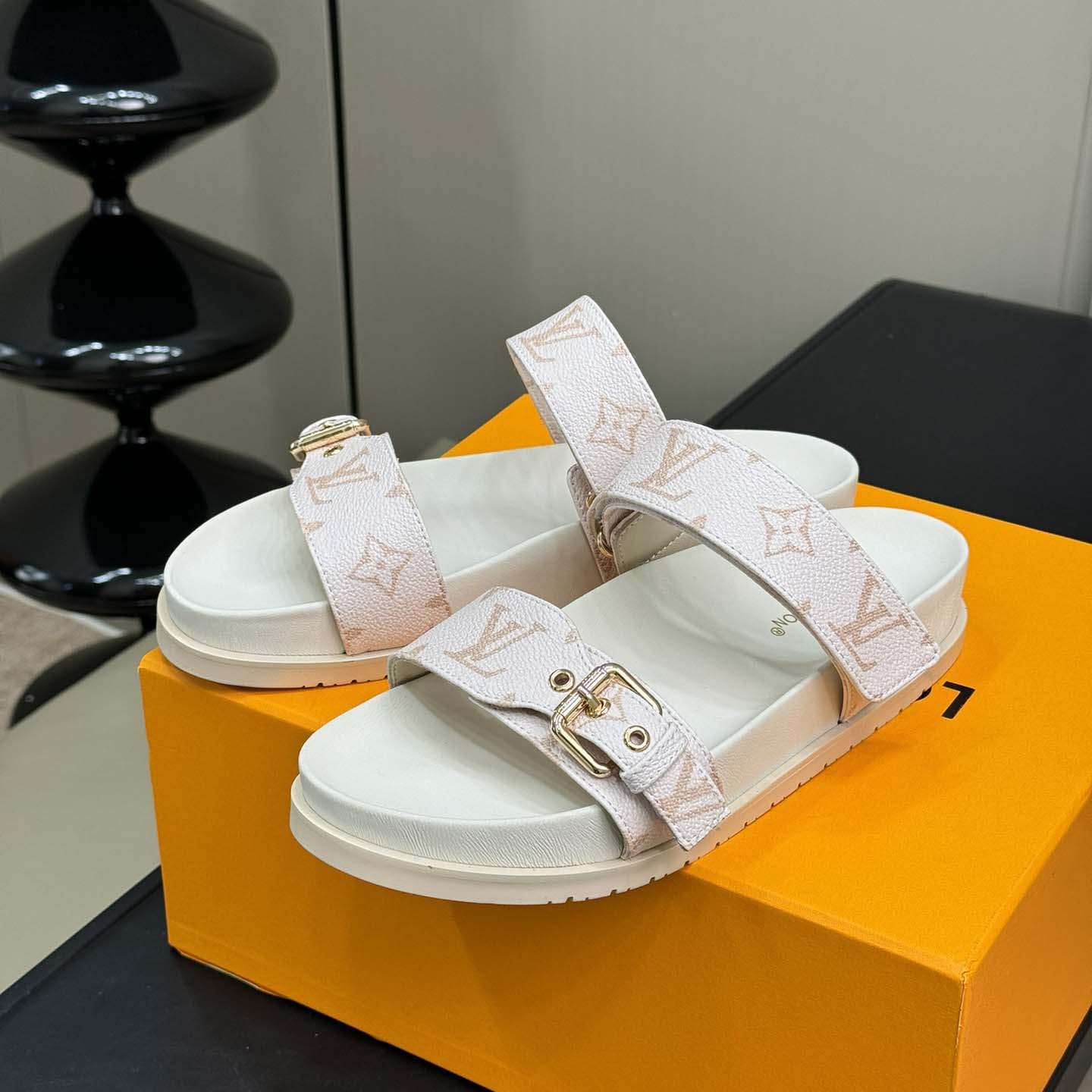 Louis Vuitton Bom Dia Flat Comfort Mule   1AHMT3 - EUR FASHION