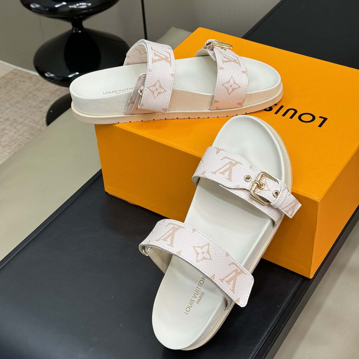 Louis Vuitton Bom Dia Flat Comfort Mule   1AHMT3 - EUR FASHION